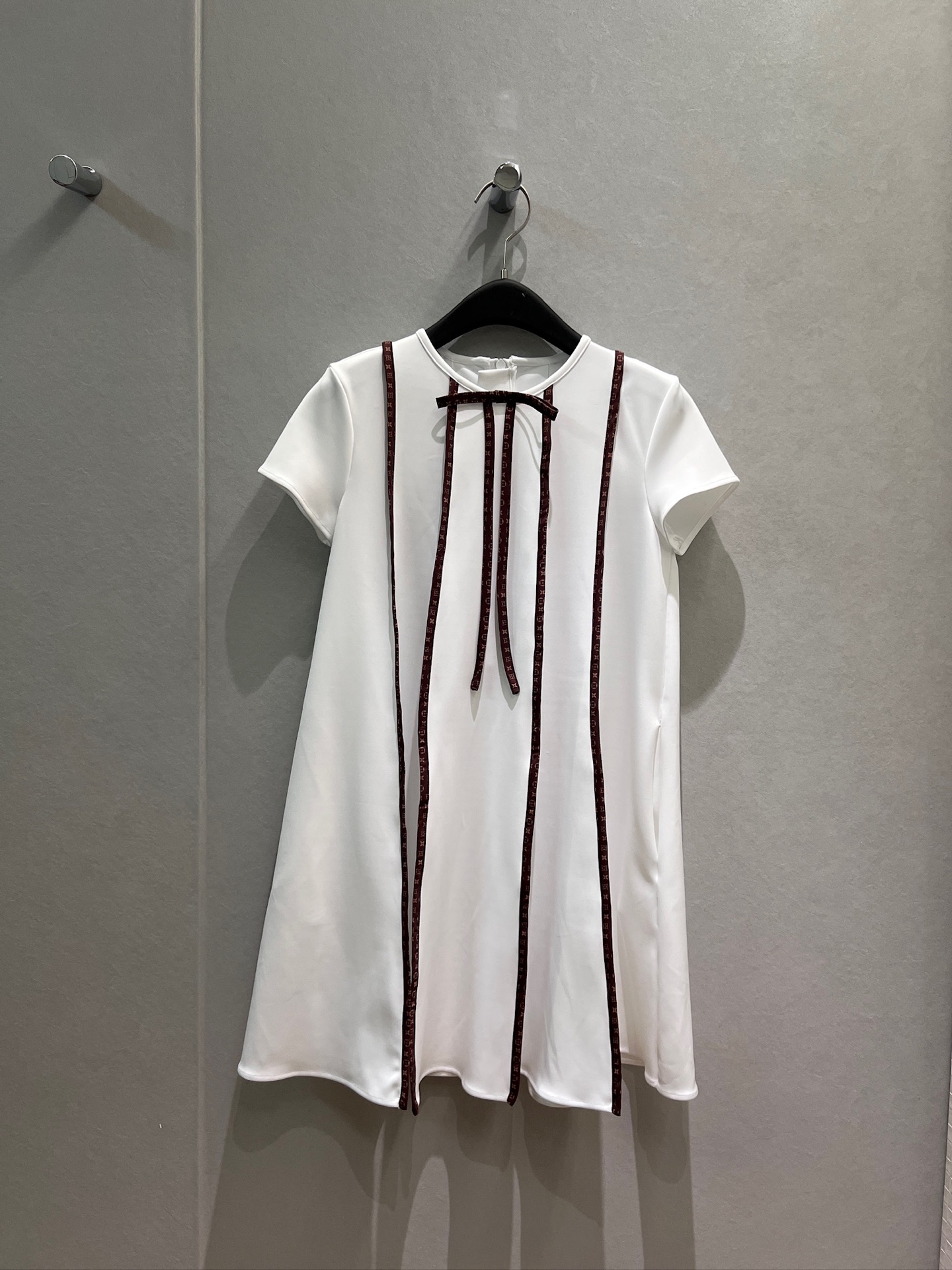 NO:931711,New contrast color splicing, old flower hemming stripe decoration, bow A-line short-sleeved baby dress, pockets on both sides of the dress, loose and casual, black and white essential for age reduction, S-XL,,skirts,T-shirt,19860909新款撞色拼接老花包边条纹装饰 蝴蝶结A字短袖娃娃裙 连衣裙两侧有口袋 宽松休闲 减龄必备黑色白色 S-XL,,skirts,T-shirt,,Women's clothing