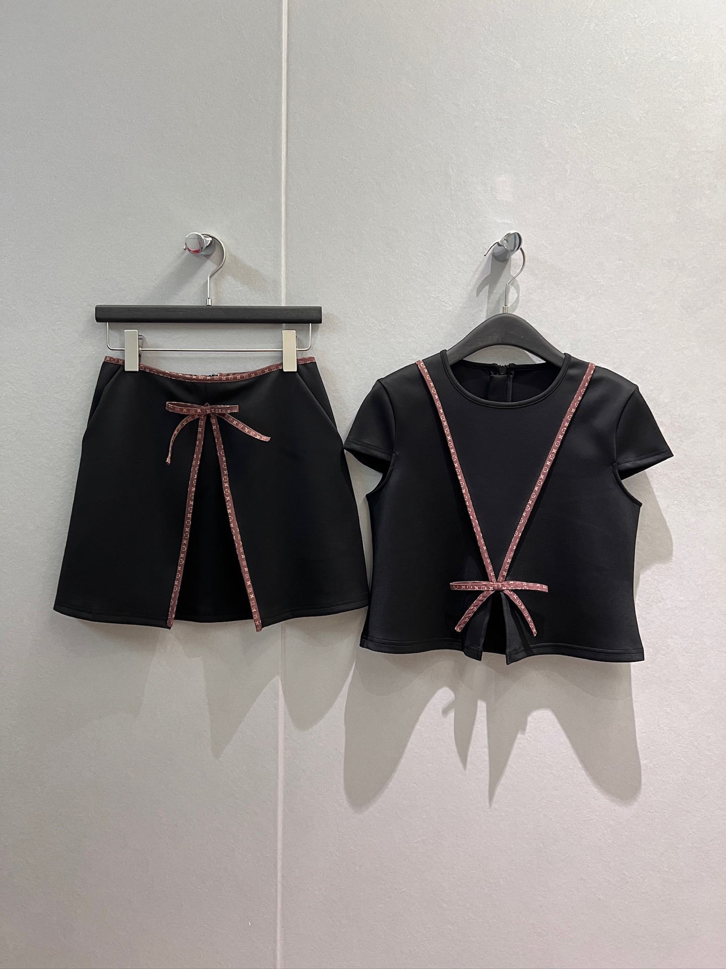 NO:931691,Top, skirt, new model, the same style as Ouyang Nana, stitched with old flower hemming and bow decoration, short-sleeved top, A-line high-waisted skirt, pockets on both sides, cute and age-reducing, versatile and casual, black and white, S-XL,,skirts,T-shirt,19860909上衣 短裙新款欧阳娜娜同款 拼接老花包边蝴蝶结装饰 短袖上衣A字高腰半裙 两侧有口袋 可爱减龄 百搭休闲黑色白色 S-XL,,skirts,T-shirt,,Women's clothing