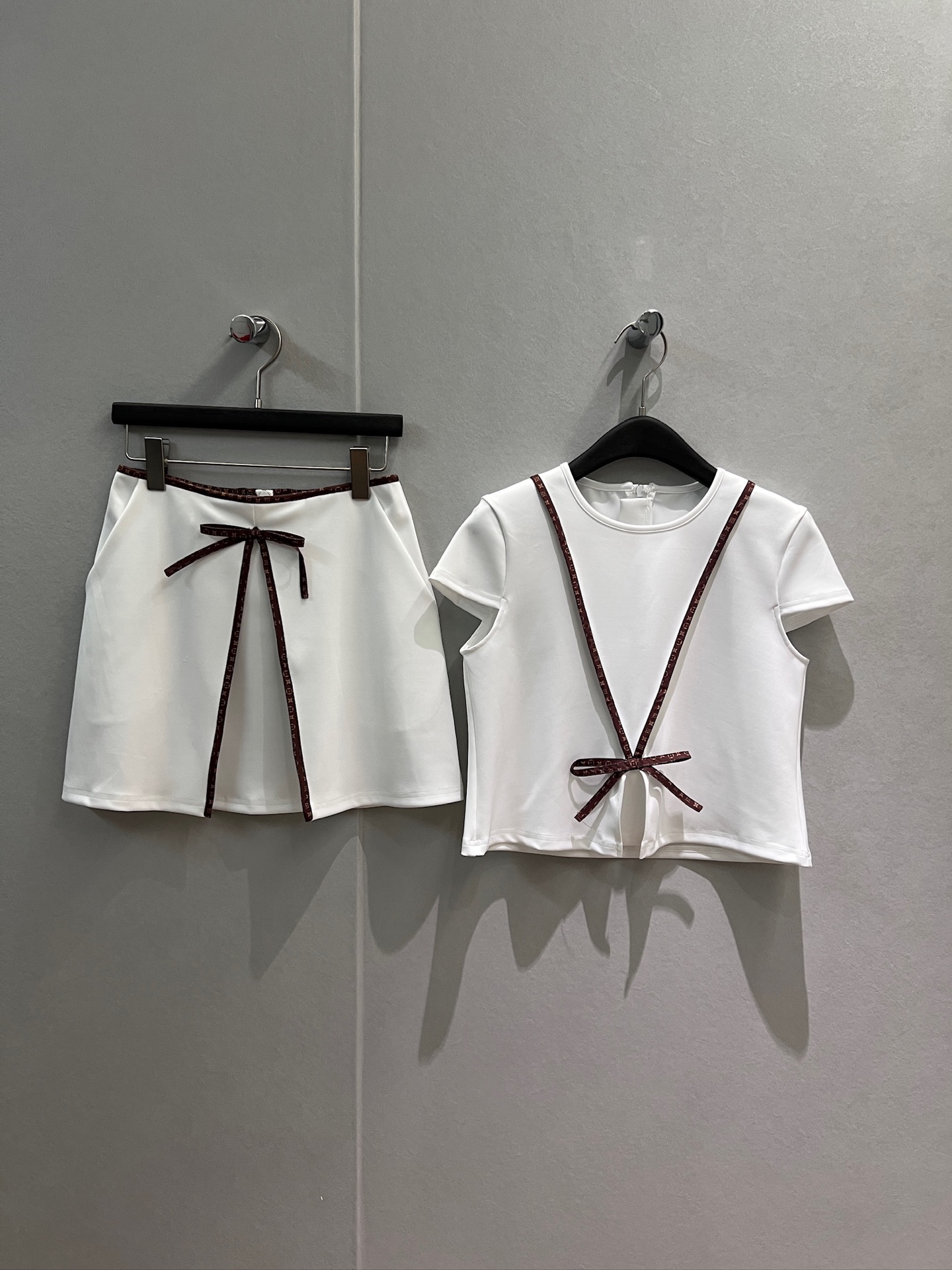 NO:931669,Top, skirt, new model, the same style as Ouyang Nana, spliced ​​with old flower hemming and bow decoration, short-sleeved top, A-line high-waisted skirt, pockets on both sides, cute and age-reducing, versatile and casual, black and white, S-XL,,skirts,T-shirt,19860909上衣 短裙新款欧阳娜娜同款 拼接老花包边蝴蝶结装饰 短袖上衣A字高腰半裙 两侧有口袋 可爱减龄 百搭休闲黑色白色 S-XL,,skirts,T-shirt,,Women's clothing