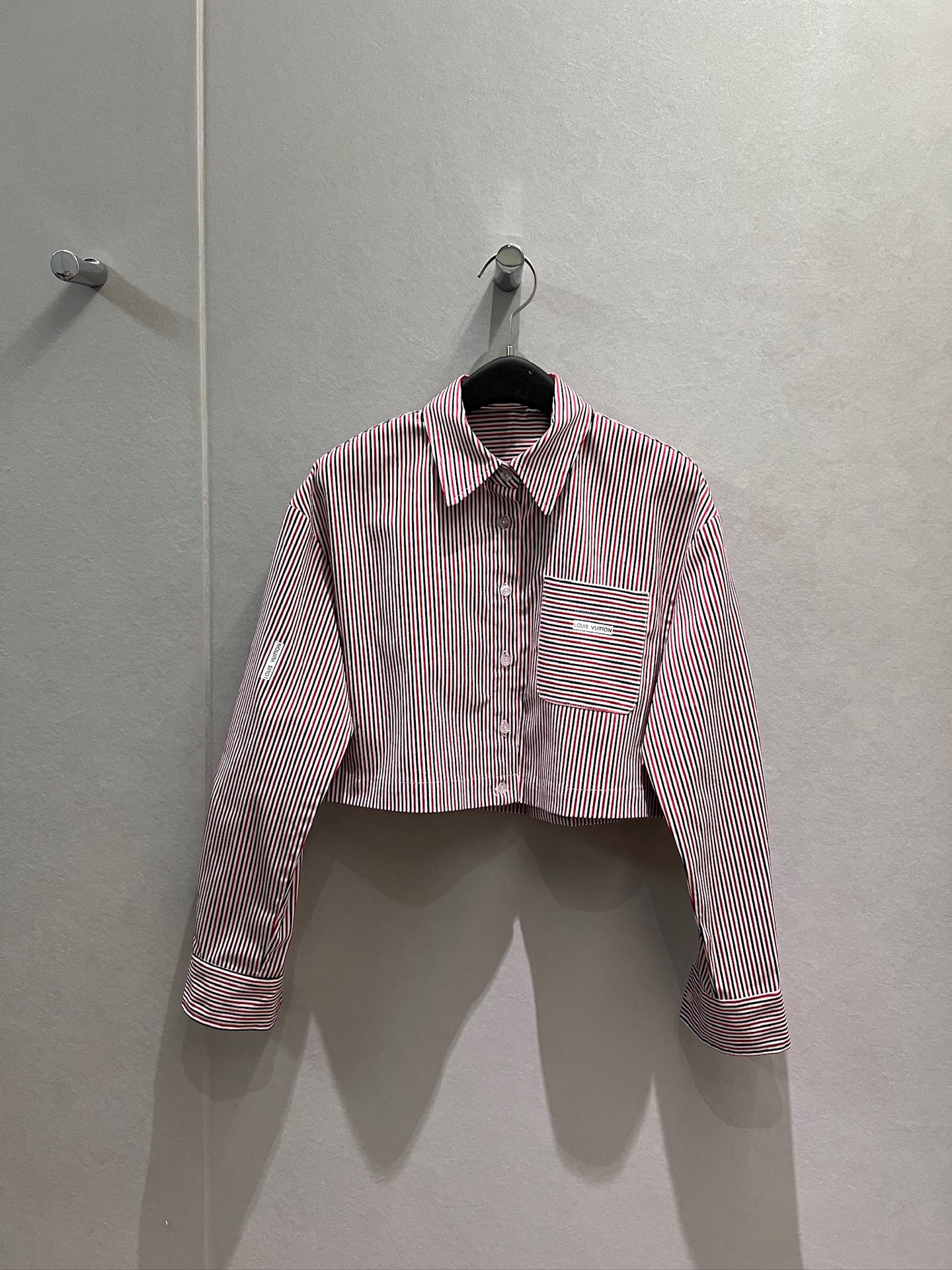 NO:931646,New red, white and black striped short shirt, small logo print, fashionable and casual, commuting and age-reducing S-XL,,19860909新款红白黑条纹短款衬衣 定位小logo印花时尚休闲 通勤减龄S-XL,,,Women's clothing