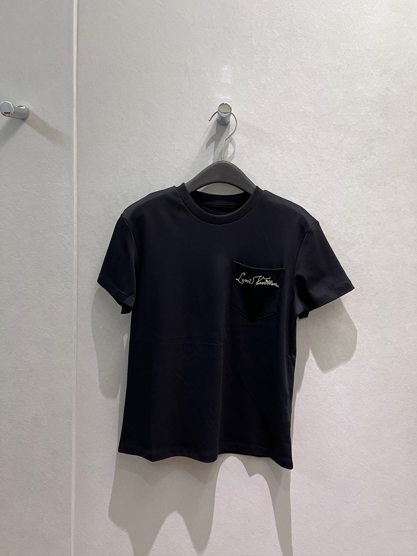 NO:931622,New style embroidered logo signature pocket T-shirt, simple and casual, versatile for all ages, black and white, SML,,tees,t-shirt,19860909新款刺绣logo签名口袋T恤简约休闲 减龄百搭黑色白色 SML,,tees，t-shirt,,Women's clothing