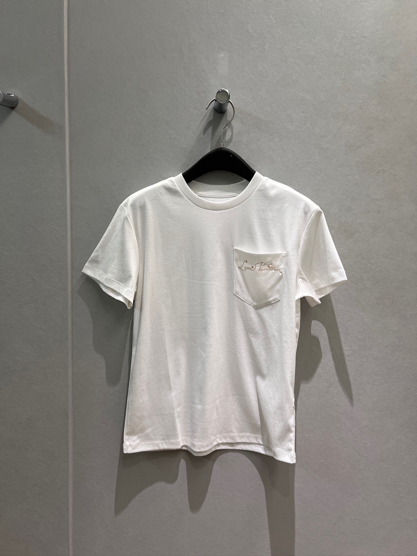 NO:931599,New style embroidered logo signature pocket T-shirt, simple and casual, versatile for all ages, black and white, SML,,tees,t-shirt,19860909新款刺绣logo签名口袋T恤简约休闲 减龄百搭黑色白色 SML,,tees，t-shirt,,Women's clothing
