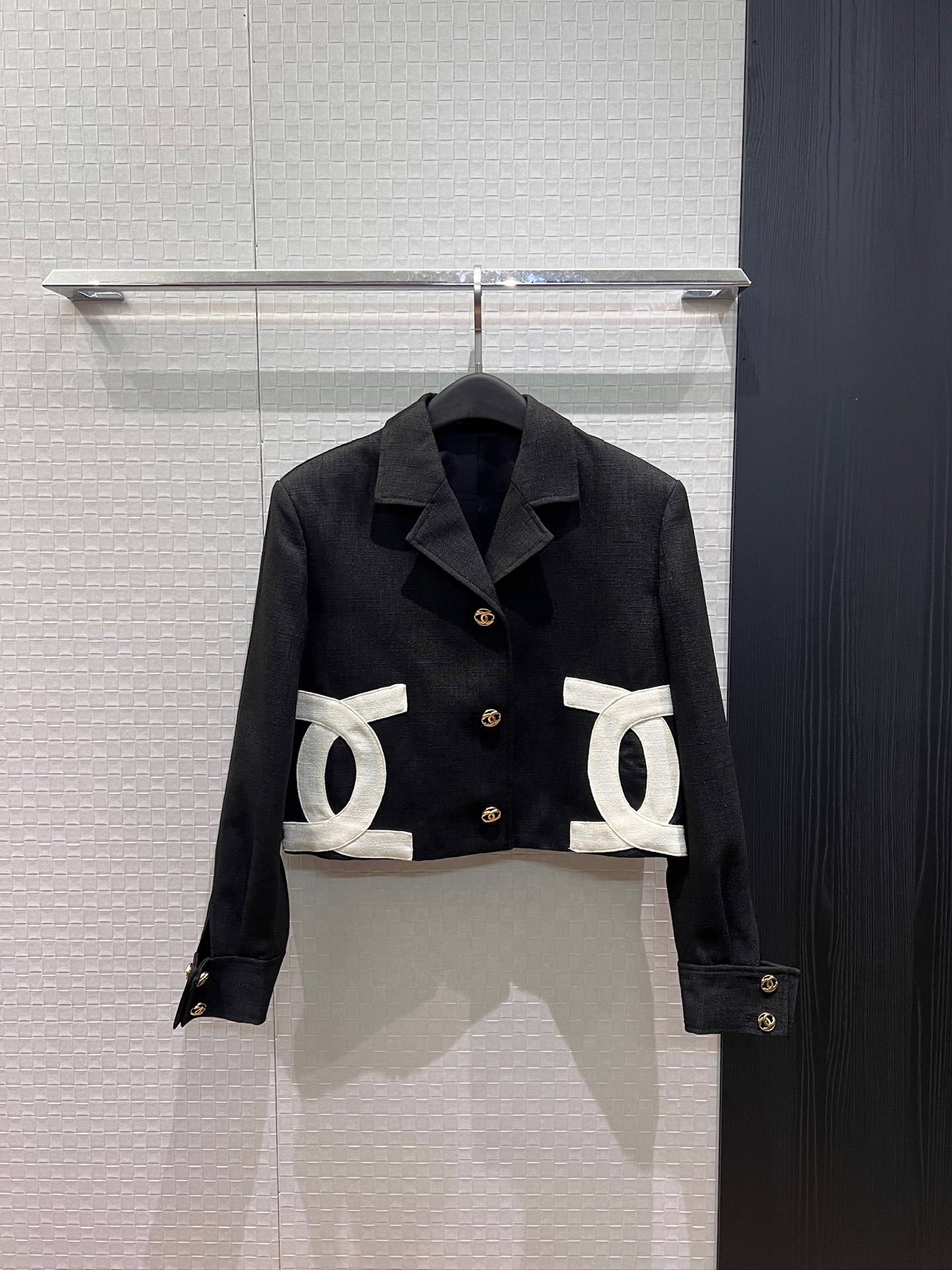 NO:931578,New 27 holiday show model Stars same style patchwork double C contrasting color short coat Open molded double C gold buckle Hem chain decoration fashionable lady Versatile temperament Black and white SML,,jackets & coats,19860909新款27度假秀款 明星同款贴布双C撞色短款外套 开模双C金扣 下摆链条装饰时尚名媛 气质百搭 黑色白色 SML,,jackets & coats,,Women's clothing