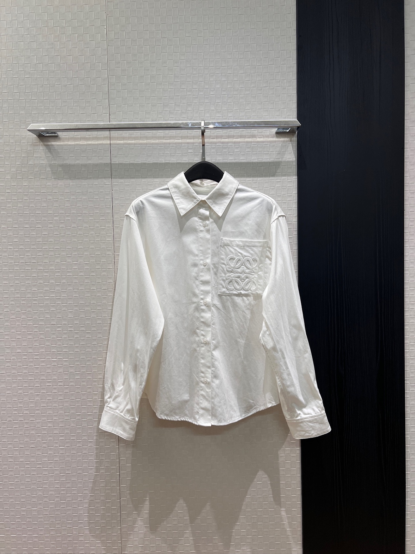 NO:931645,New recommendation: Paula’s series embroidered logo badge pocket white denim shirt jacket with lotus leaf loose splicing on the back, simple and casual, age-reducing and versatile SML,,jackets & coats,19860909新款推荐Paula’s系列刺绣logo徽章口袋白色牛仔衬衣外套背后荷叶娃娃宽松拼接 简单休闲 减龄百搭SML,,jackets & coats,,Women's clothing