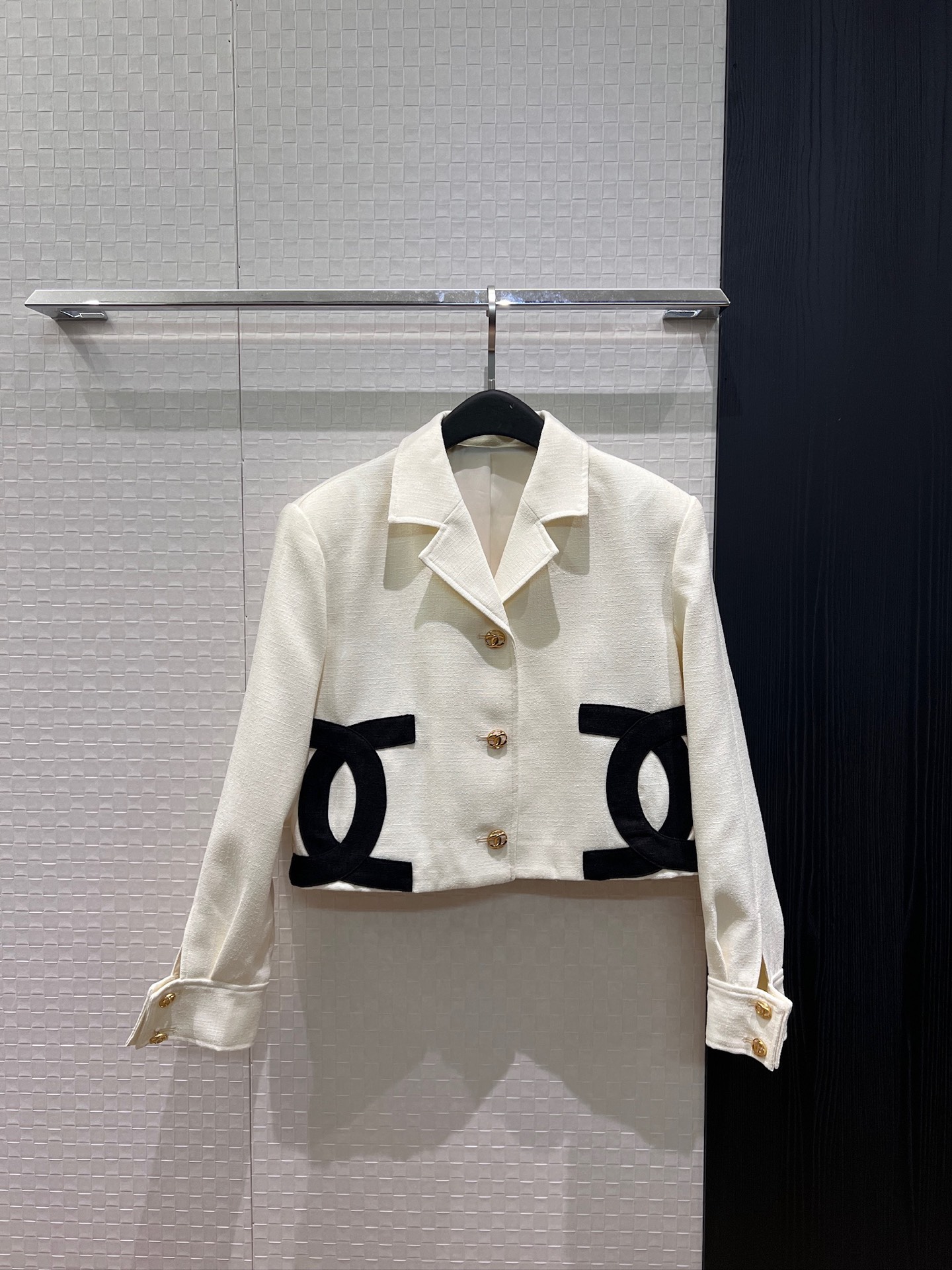 NO:931668,New 27 holiday show model Stars same style patchwork double C contrasting color short coat Open molded double C gold buckle Hem chain decoration fashionable lady Versatile temperament Black and white SML,,jackets & coats,19860909新款27度假秀款 明星同款贴布双C撞色短款外套 开模双C金扣 下摆链条装饰时尚名媛 气质百搭 黑色白色 SML,,jackets & coats,,Women's clothing