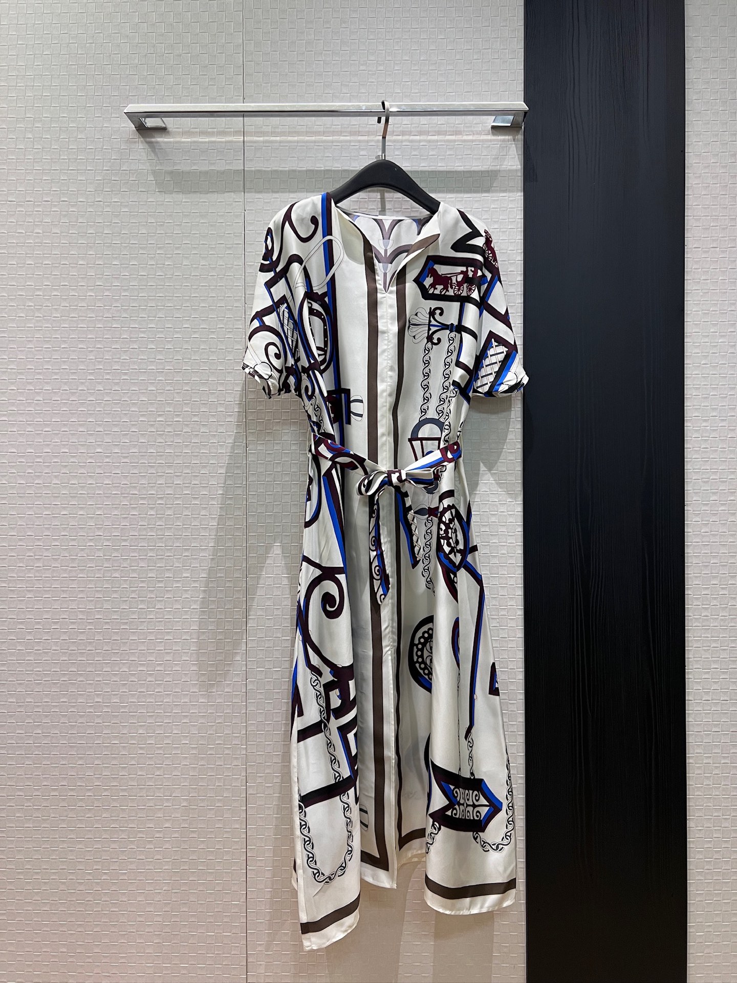 NO:932717,New classic carriage, positioning print, heavyweight silk twill dress, V-neck off-shoulder long skirt with belt to tighten waist, slit at hem, loose and casual for lazy vacation, temperament to reduce age, S-XL,,skirts,real silk,19860909新款经典马车 定位印花重磅真丝斜纹连衣裙 V领落肩长裙系腰带收腰显瘦 下摆开叉 宽松休闲慵懒度假 气质减龄 S-XL,,skirts,real silk,,Women's clothing