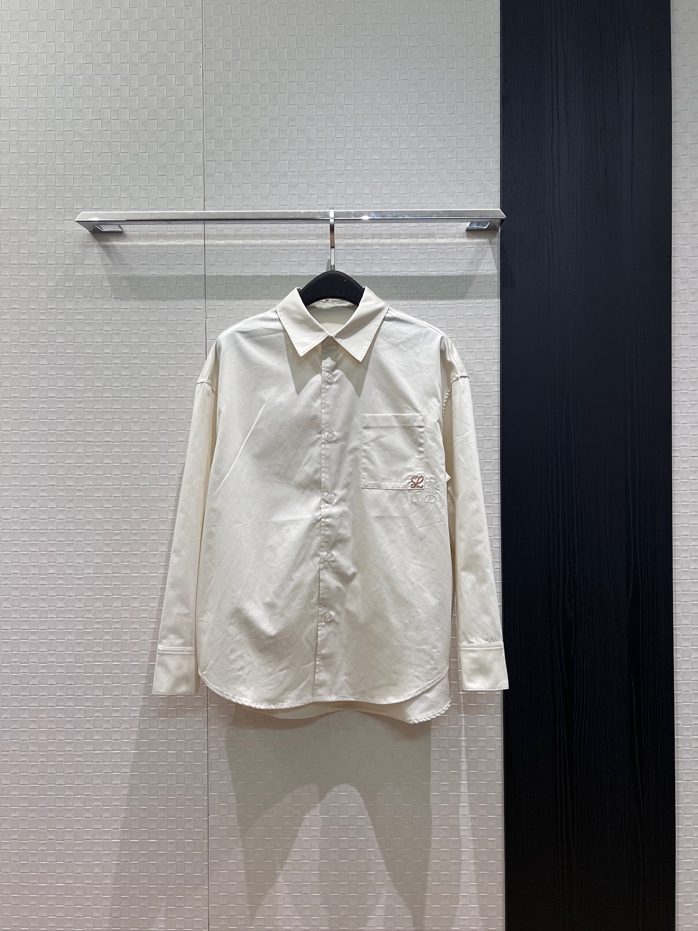 NO:932705,The new Loewe color block embroidered logo badge pocket shirt is loose and casual. Short in the front and long in the back. Versatile for commuting. SML,,loewe,19860909新款来袭Loewe拼色刺绣logo徽章口袋衬衣宽松休闲 前短后长 通勤百搭SML,,loewe,,Women's clothing