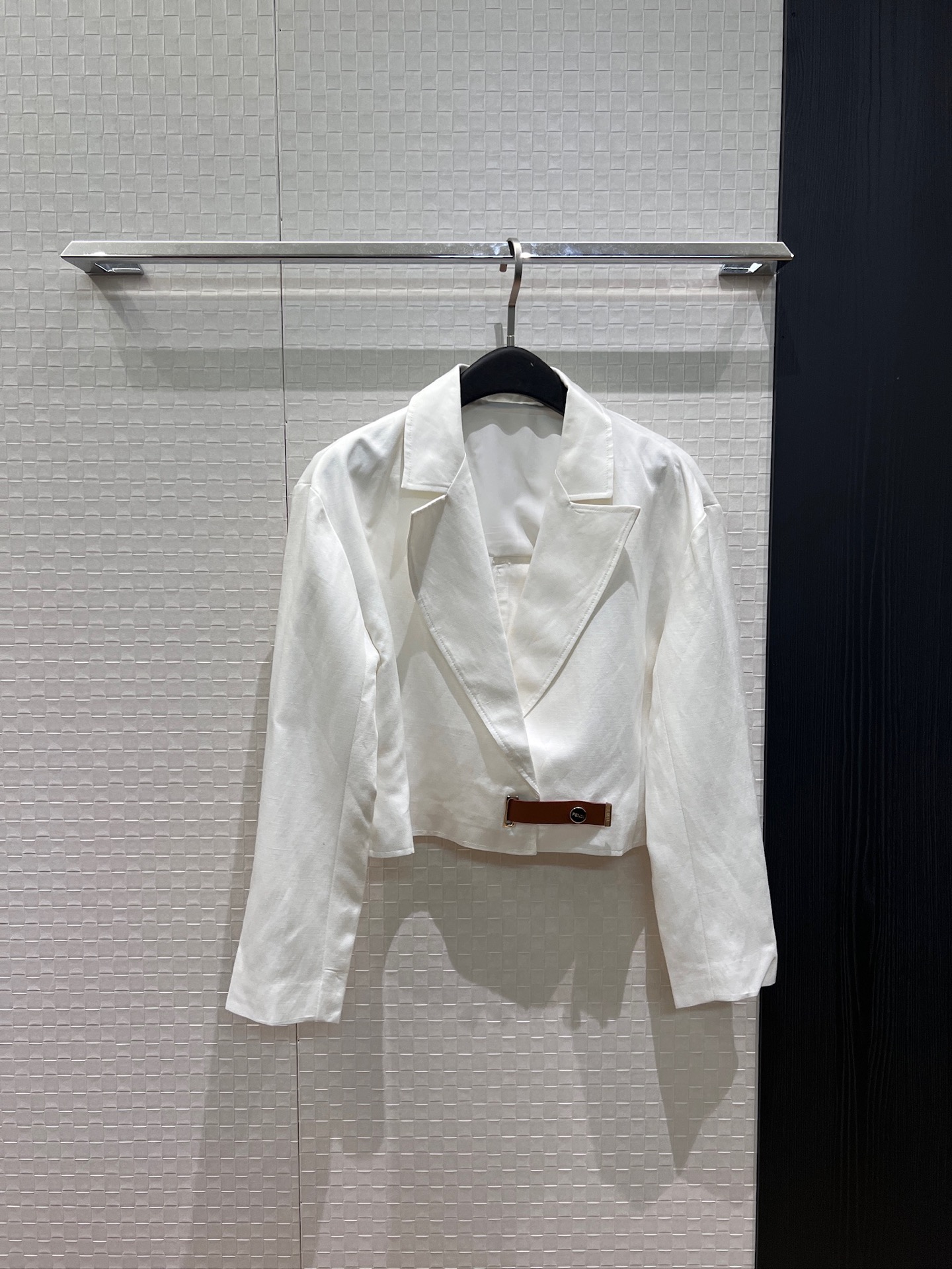 NO:932739,The new style is coming for Meng Ziyi, Patty Hou and Alyssa Chia. Suit collar short linen jacket hem with leather laces. Logo hardware buckle with slit design at the back. Paired with skirt. Fashionable commuting. SML,,skirts,jackets & coats,business suit,19860909新款来袭孟子义 候佩岑 贾静雯同款 西装领短款亚麻外套下摆拼皮系带 logo五金扣背后开叉设计 搭配半裙 时尚通勤 SML,,skirts,jackets & coats,business suit,,Women's clothing