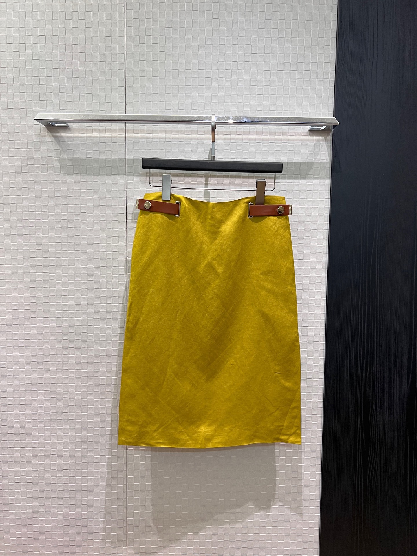 NO:932727,The new style is coming. Same style as Meng Ziyi, Patty Hou and Alyssa Chia. Low waist with belt and hardware buckle decoration. Linen skirt hem with slit design on both sides. Paired with suit jacket and top. Fashionable commuting SML,,skirts,jackets & coats,business suit,19860909新款来袭孟子义 候佩岑 贾静雯同款 低腰拼皮带五金扣装饰 亚麻半裙下摆两侧开叉设计 搭配西装外套上衣 时尚通勤 SML,,skirts,jackets & coats,business suit,,Women's clothing
