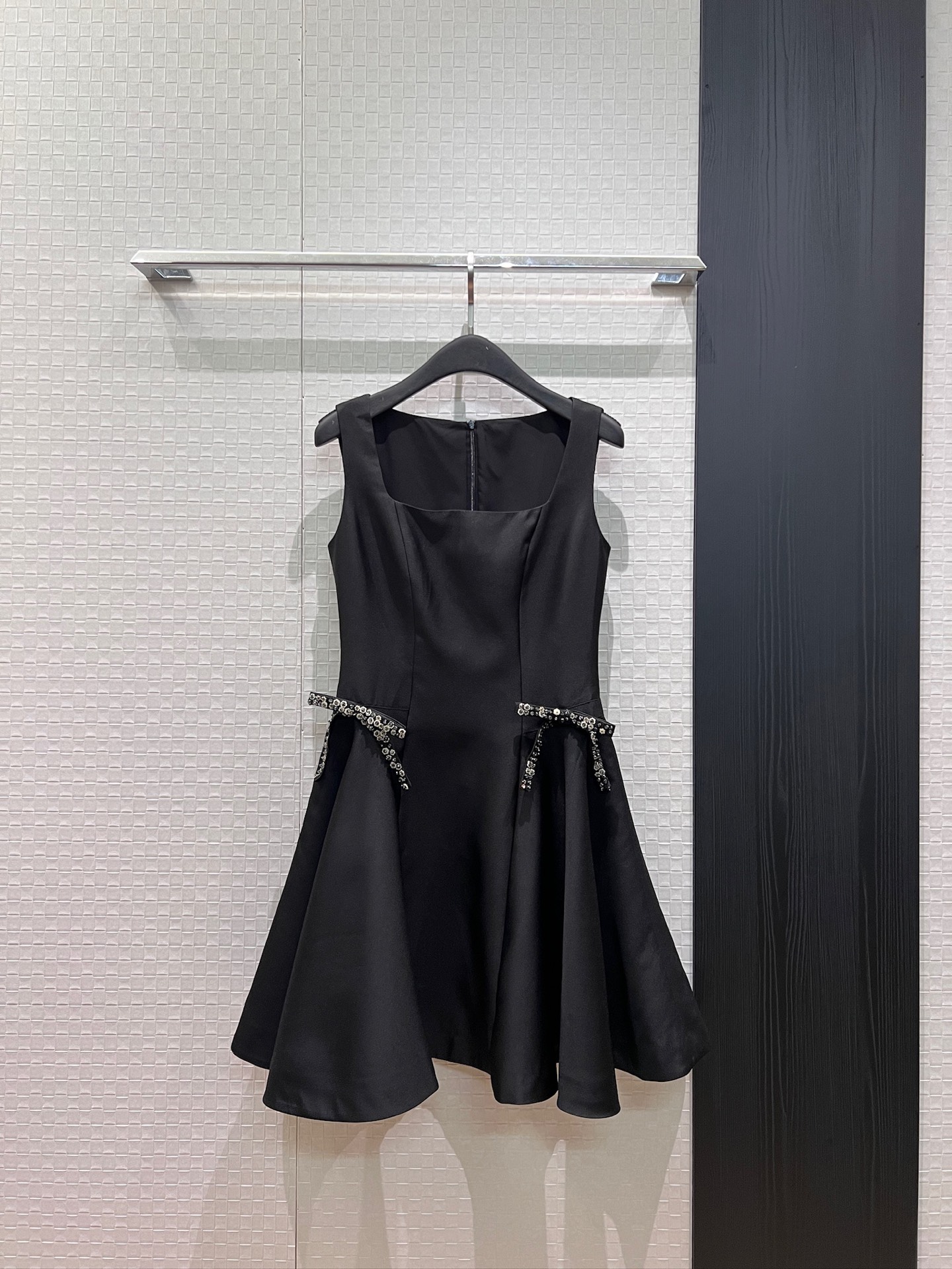 NO:932716,The same style as the new star, French square neck sleeveless vest dress, small dress, heavy beading and bow decoration, patchwork waist, A-line skirt, elegant temperament, socialite age reduction, black apricot S-XL,,skirts,19860909新款明星同款 法式方领无袖背心连衣裙 小礼裙重工钉珠蝴蝶结装饰 拼接收腰A字裙摆优雅气质 名媛减龄 黑色杏色 S-XL,,skirts,,Women's clothing