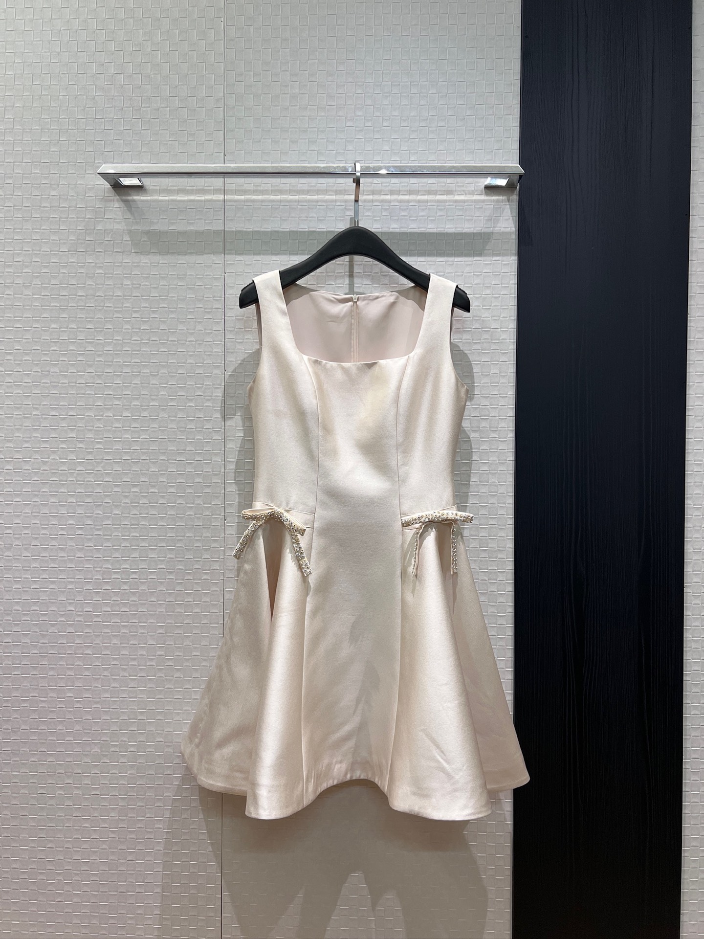 NO:932704,The same style as the new star, French square neck sleeveless vest dress, small dress, heavy beading and bow decoration, patchwork waist, A-line skirt, elegant temperament, socialite age reduction, black apricot S-XL,,skirts,19860909新款明星同款 法式方领无袖背心连衣裙 小礼裙重工钉珠蝴蝶结装饰 拼接收腰A字裙摆优雅气质 名媛减龄 黑色杏色 S-XL,,skirts,,Women's clothing