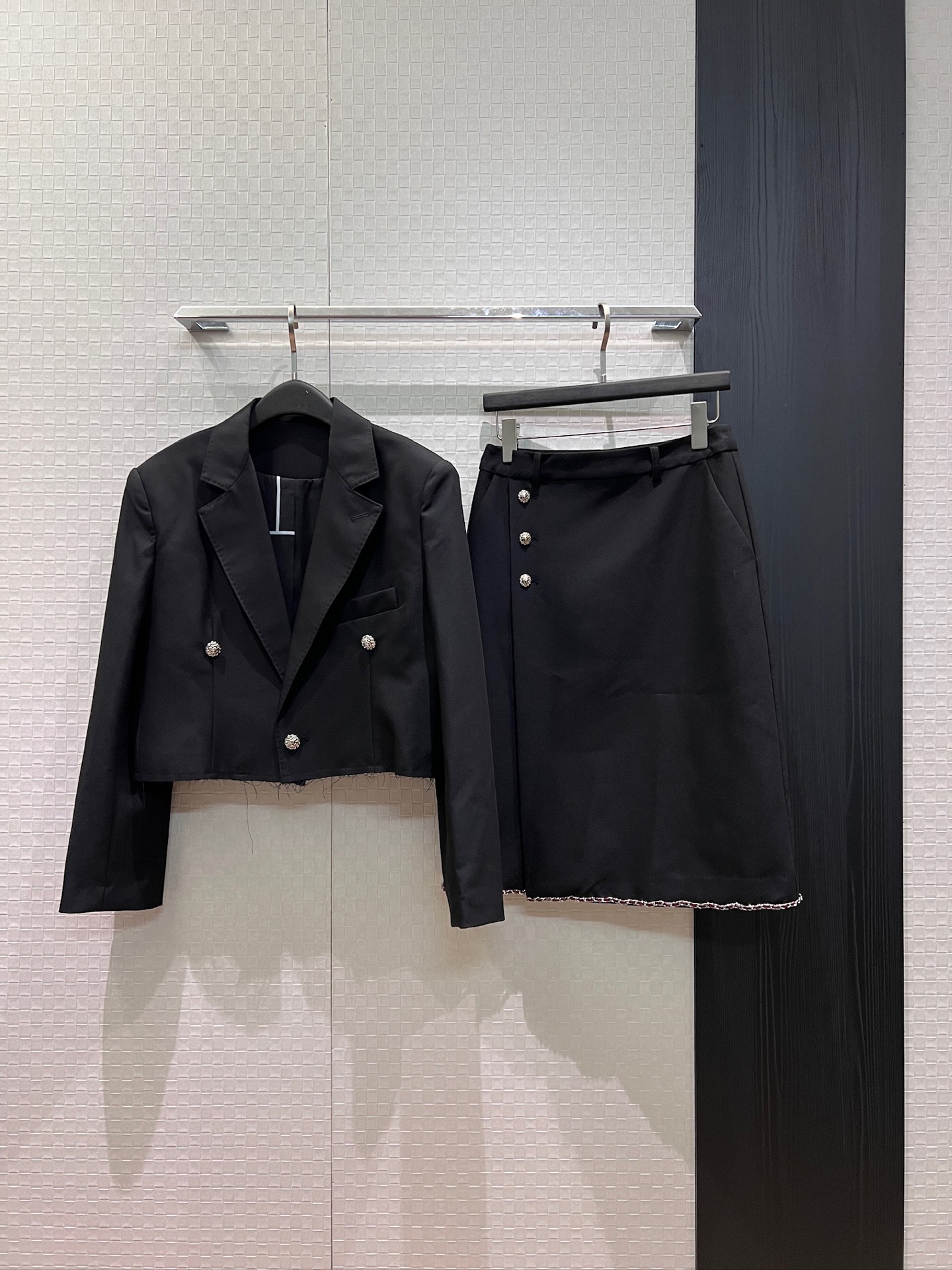 NO:932692,Jacket, skirt, new model, the same style as the star show, raw edge single-button short blazer, chain decoration, asymmetrical slit skirt, ladylike elegance, fashionable temperament, separate or set with SML,,skirts,jackets & coats,business suit,19860909外套 半裙新款明星秀场同款 毛边单扣短款西装外套链条装饰不对称开叉半裙 名媛优雅 时尚气质 分开或一套搭配SML,,skirts,jackets & coats,business suit,,Women's clothing