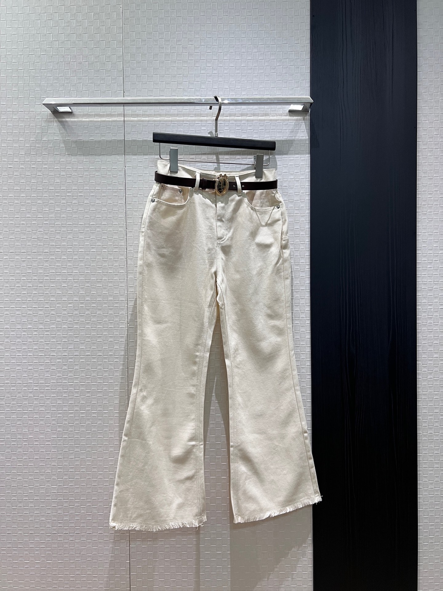 NO:933999,New magic mirror belt decoration, washed raw edge micro-flare nine-point pants, jeans logo small leather label, molded hardware accessories, casual and versatile, must-have S-XL for age reduction,,jeans,19860909新款魔镜腰带装饰 洗水毛边微喇叭九分裤 牛仔裤logo字母小皮标 开模五金配件 休闲百搭 减龄必备S-XL,,jeans,,Women's clothing
