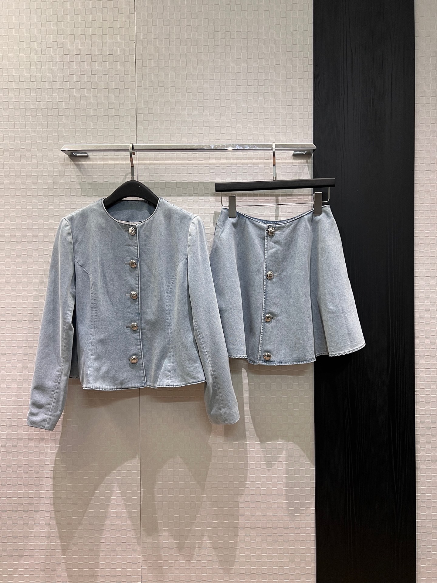 NO:933989,Jacket, skirt p, new washed light blue, lotus leaf waisted denim jacket, A-line buttoned denim skirt, molded hardware buttons, pockets on both sides, versatile for all ages, skirts, jackets & coats,19860909外套 半裙p新款洗水浅蓝 荷叶收腰牛仔外套A字排扣牛仔半裙开模五金扣子 两侧有口袋 减龄百搭,,skirts,jackets & coats,,Women's clothing