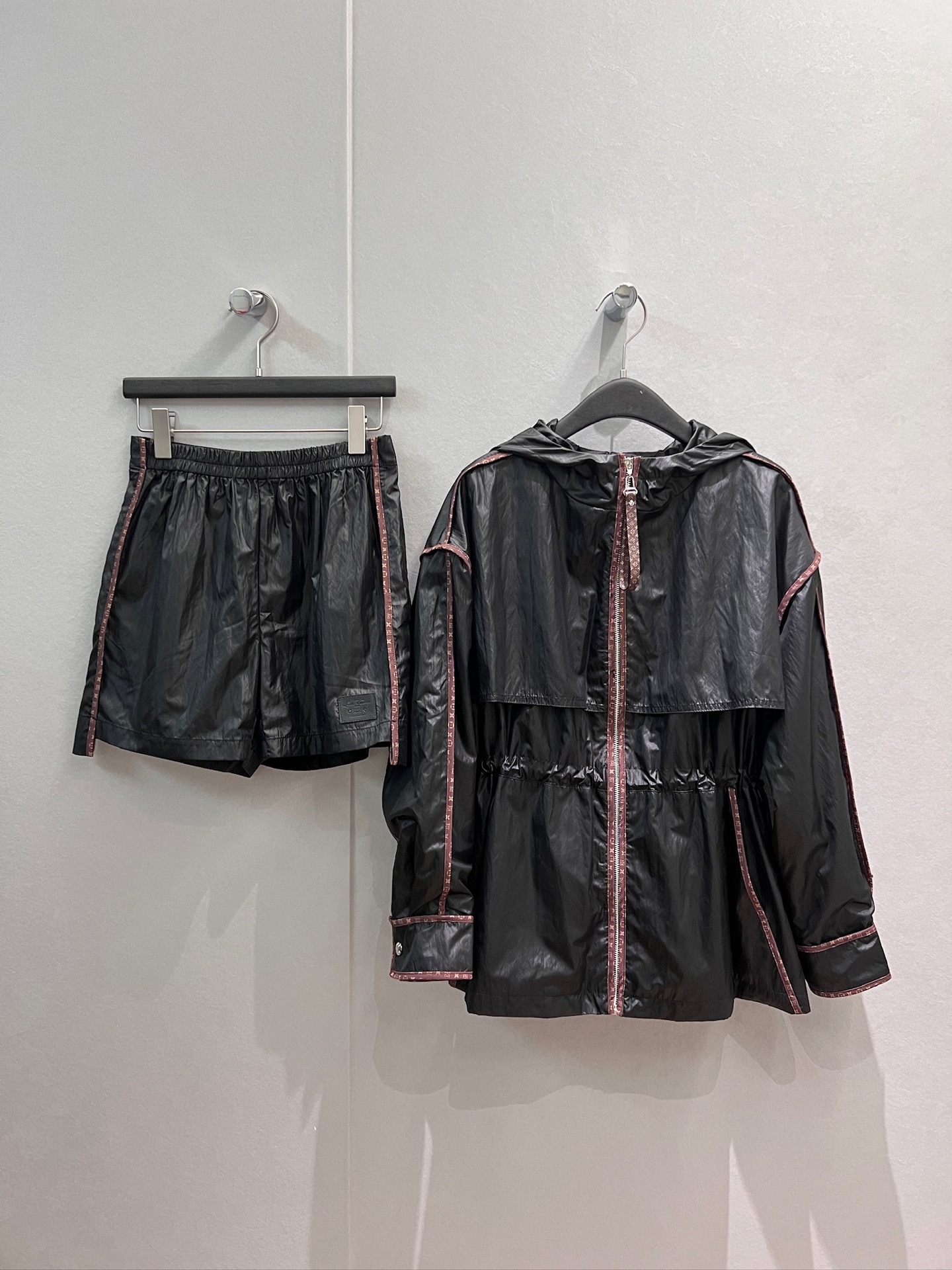 NO:933981,Jackets, shorts, new contrasting colors, old-fashioned edging, hooded drawstring waist, windbreaker jacket, mid-length shorts with elastic waist, sports and leisure, hardware accessories, open molding, sweet and cool to reduce age, S-XL,,shorts,jackets & coats,hats,19860909外套 短裤新款撞色老花包边连帽抽绳收腰风衣外套 中长款同款松紧腰短裤 运动休闲 五金配件开模甜酷减龄 S-XL,,shorts,jackets & coats,hats,,Women's clothing
