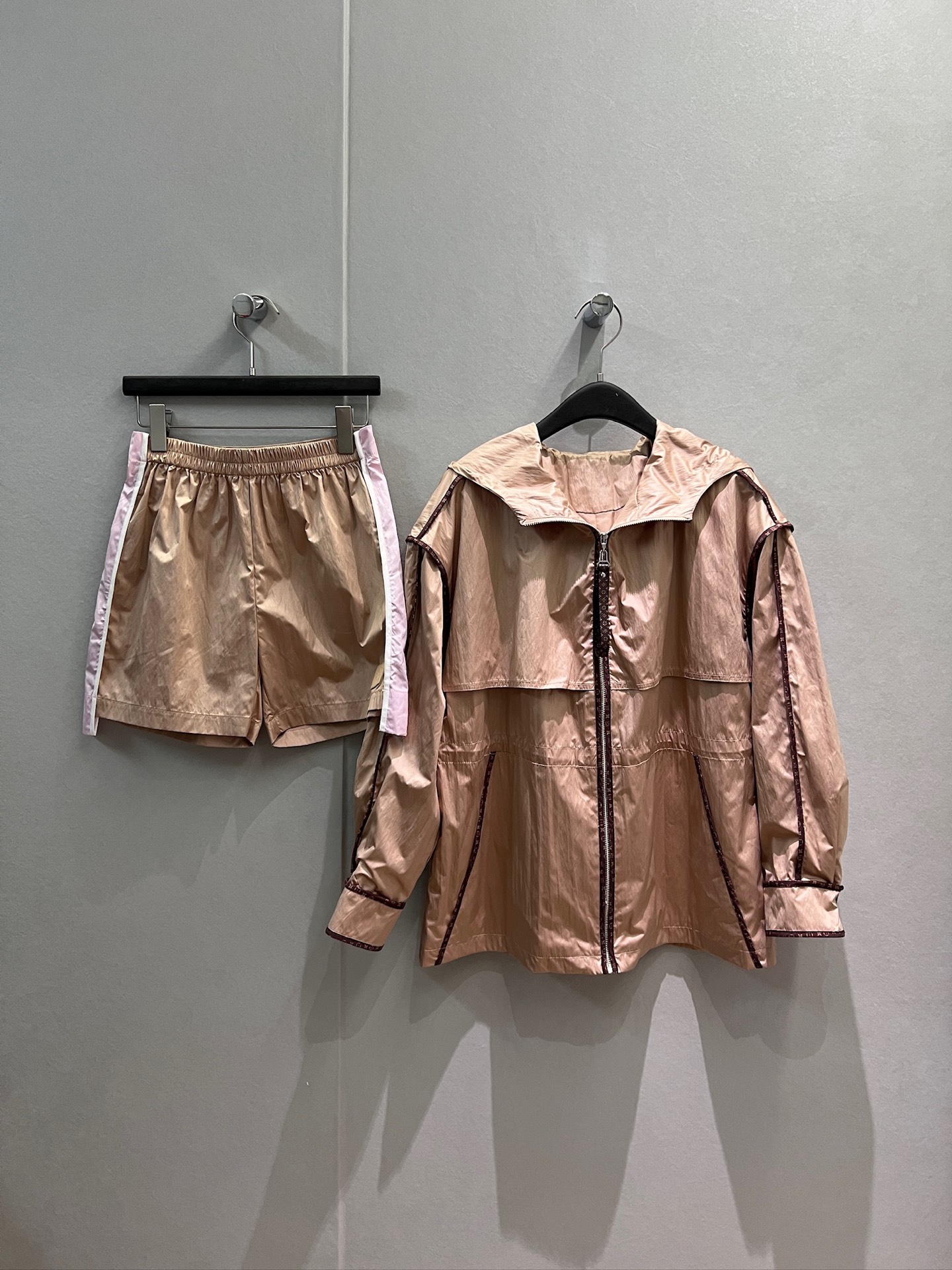 NO:933975,Jackets, shorts, new contrasting colors, old-fashioned edging, hooded drawstring waist, windbreaker jacket, mid-length shorts with elastic waist, sports and leisure, hardware accessories, open molding, sweet and cool to reduce age, S-XL,,shorts,jackets & coats,hats,19860909外套 短裤新款撞色老花包边连帽抽绳收腰风衣外套 中长款同款松紧腰短裤 运动休闲 五金配件开模甜酷减龄 S-XL,,shorts,jackets & coats,hats,,Women's clothing