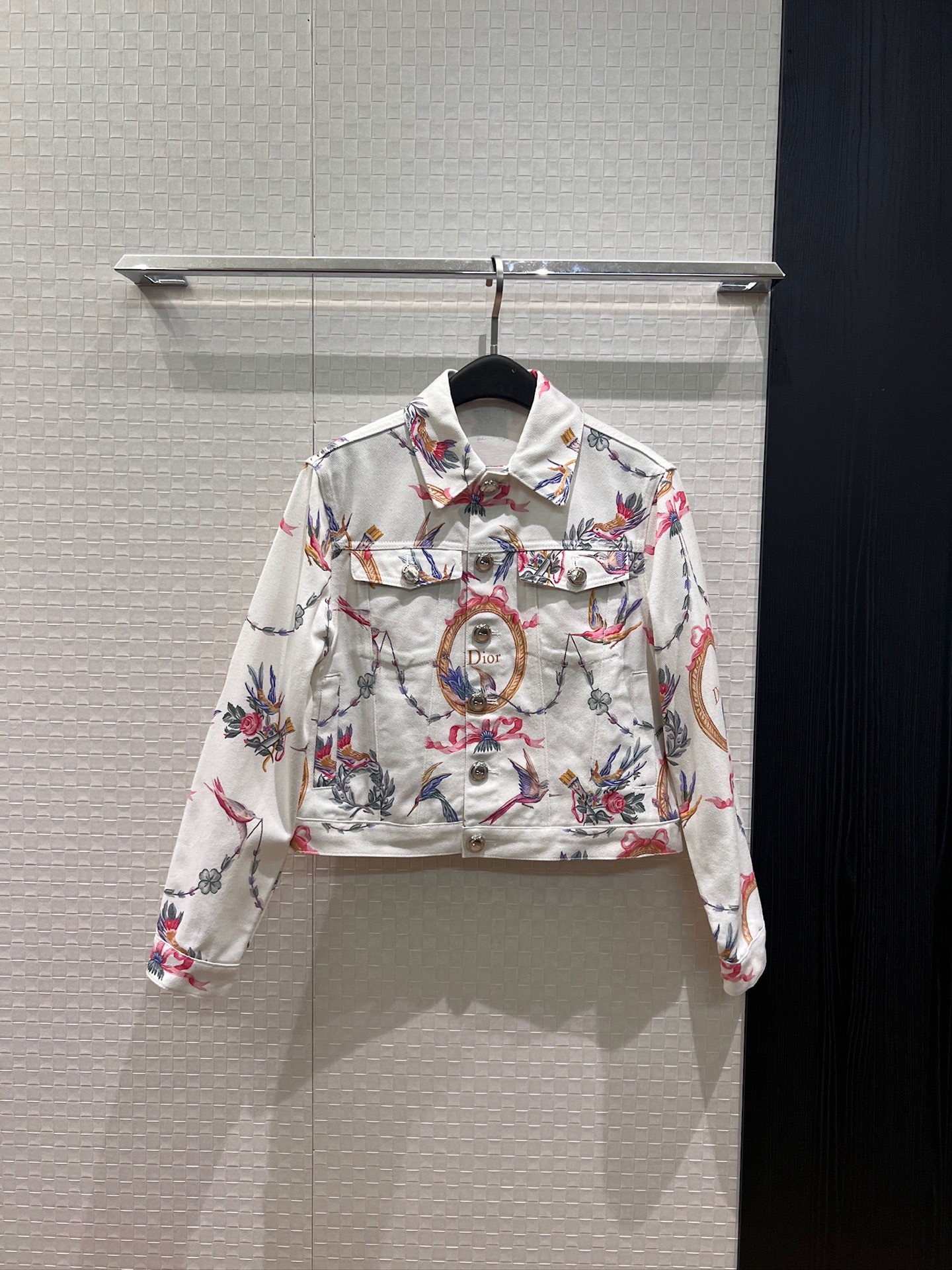 NO:934607,New positioning printed short denim jacket, fashionable and casual, versatile for all ages, small leather logo logo on the back, hardware accessories mold opening S-XL,,jackets & coats,19860909新款定位印花短款牛仔外套时尚休闲 减龄百搭 背后logo小皮标五金配件开模 S-XL,,jackets & coats,,Women's clothing