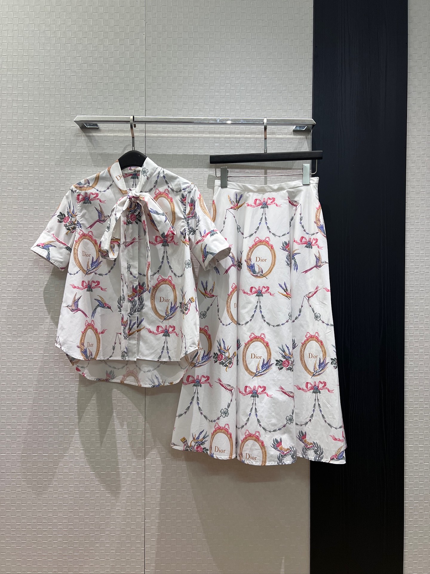 NO:934599,New positioning printing, streamer laces, bow decoration, short-sleeved top, high-waisted A-line skirt, pockets on both sides, cotton print, commuting and casual, fashionable and versatile, S-XL shirts, skirts, T-shirts,19860909新款定位印花 飘带系带蝴蝶结装饰短袖上衣高腰A字半裙 两侧有口袋棉布印花 通勤休闲 时尚百搭 S-XL 衬衣,,skirts,T-shirt,,Women's clothing