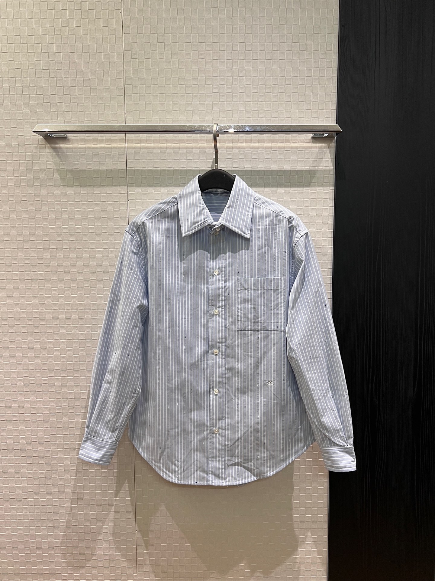 NO:934606,New style of William Chan's Jennie, jacquard colorful dot striped shirt embroidered with small double C decoration, loose and casual, fashionable, sweet and cool, versatile for commuting, blue apricot SML,,19860909新款陈伟霆 Jennie同款 提花彩色点点条纹衬衣刺绣小双C装饰 宽松休闲 时尚甜酷通勤百搭 蓝色杏色 SML,,,Women's clothing