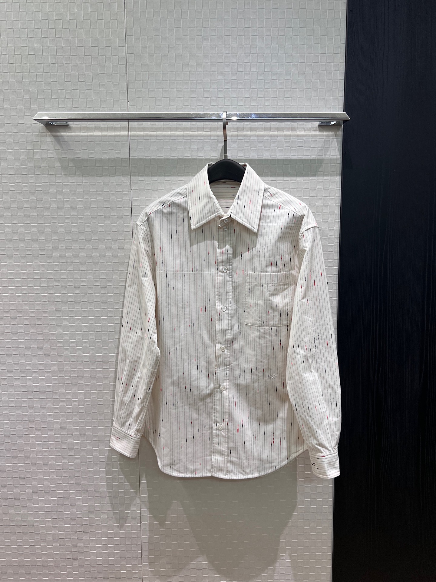 NO:934597,New style of William Chan's Jennie, jacquard colorful dot striped shirt embroidered with small double C decoration, loose and casual, fashionable, sweet and cool, versatile for commuting, blue apricot SML,,19860909新款陈伟霆 Jennie同款 提花彩色点点条纹衬衣刺绣小双C装饰 宽松休闲 时尚甜酷通勤百搭 蓝色杏色 SML,,,Women's clothing