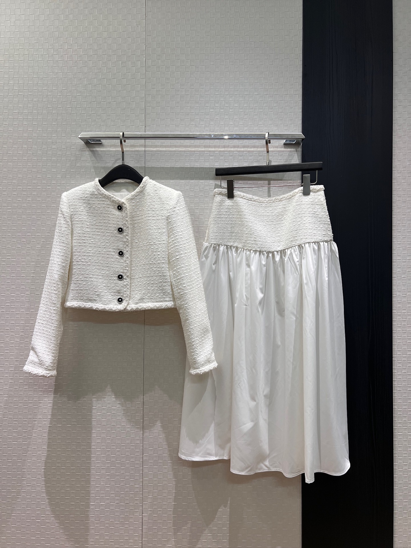 NO:934588,Jacket, skirt, new style, white tweed short jacket, tweed patchwork pleated skirt, elegant big skirt, ladylike temperament, elegant and age-reducing SML,,skirts,jackets & coats,19860909外套 半裙新款来袭白色粗花呢短款外套粗花呢拼接褶皱半裙 飘逸大裙摆名媛气质 优雅减龄 SML,,skirts,jackets & coats,,Women's clothing