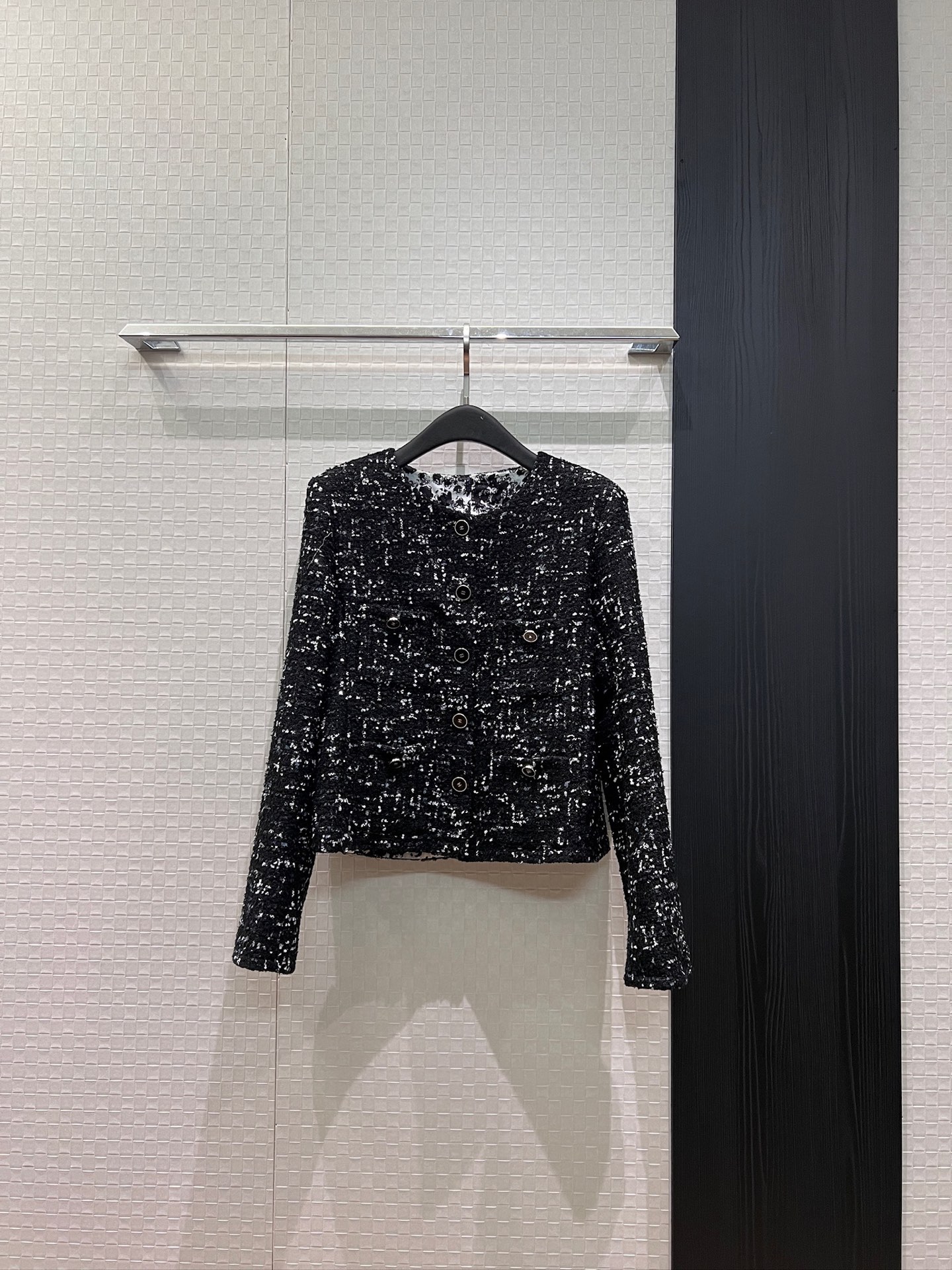 NO:934580,New sequined black tweed round neck short jacket with classic four-pocket decoration, molded double C buttons, hem chain, exquisite socialite, ladylike temperament SML,,jackets & coats,19860909新款来袭亮片黑色粗花呢圆领短款外套经典四口袋装饰 开模双c扣子 下摆链条精致名媛 淑女气质 SML,,jackets & coats,,Women's clothing