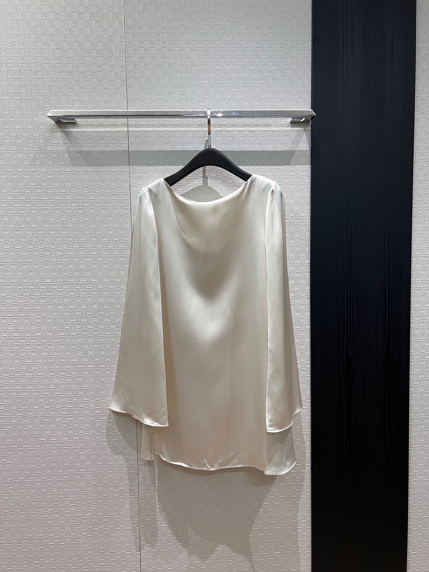 NO:943778,New minimalist acetate satin micro-flare sleeve dress with hollow lace-up bow decoration on the back. Slim and slim. Elegant. Versatile for age. Black and white. SML,,skirts,19860909新款极简醋酸缎微喇叭袖连衣裙背后镂空系带蝴蝶结装饰 修身显瘦 气质优雅 减龄百搭黑色白色 SML,,skirts,,Women's clothing