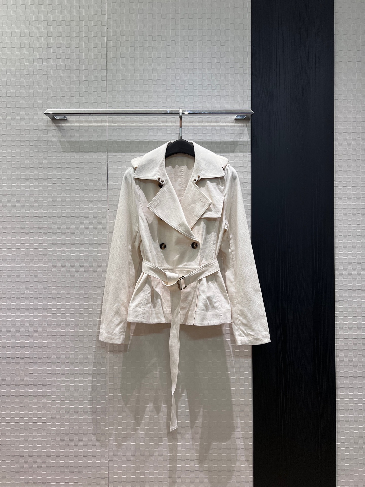 NO:943796,New style double-breasted epaulets short waisted ruffled hem jacket with belt decoration splicing ruffled hem design waist slimming slim temperament fashionable and elegant SML,,jackets & coats,19860909新款来袭双排扣肩章短款收腰荷叶下摆外套 系腰带装饰 拼接荷叶边下摆设计 收腰显瘦 气质修身 时尚优雅SML,,jackets & coats,,Women's clothing