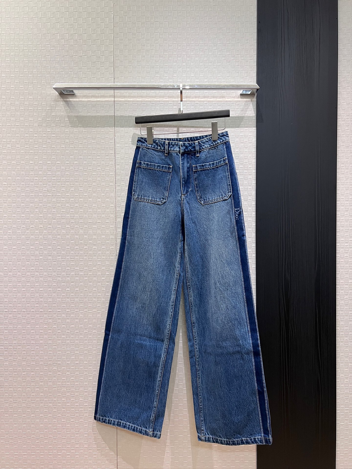 NO:943786,Recommended new models are the same style as Kuang Lingling. Washed positioning webbing logo printing. Square pocket jeans. Straight wide leg pants. Washed denim fabric. Small leather label with logo on the back. Fashionable and versatile. SML,,jeans,19860909新款推荐邝玲玲同款 洗水定位织带logo印花 方口袋牛仔裤 直筒阔腿裤洗水牛仔面料 背后logo小皮标 时尚百搭 SML,,jeans,,Women's clothing