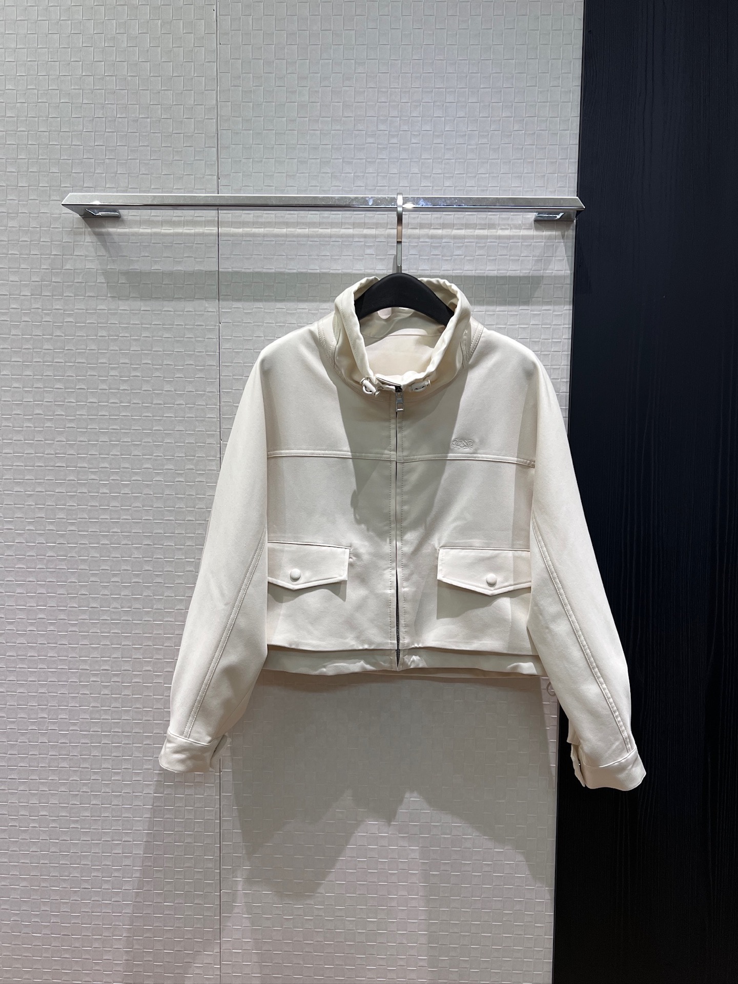 NO:944961,The new style of denim jacket with leather stand-up collar and drawstring decoration is loose and short. The Loewe logo is embroidered on the chest. The drawstring at the hem is sweet and cool and versatile. It is very handsome. Red and white S-XL,,loewe,jackets & coats,19860909新款拼皮立领抽绳装饰牛仔外套宽松短款 胸前刺绣Loewe徽标 下摆抽绳收腰甜酷百搭 帅气十足 红色白色 S-XL,,loewe,jackets & coats,,Women's clothing