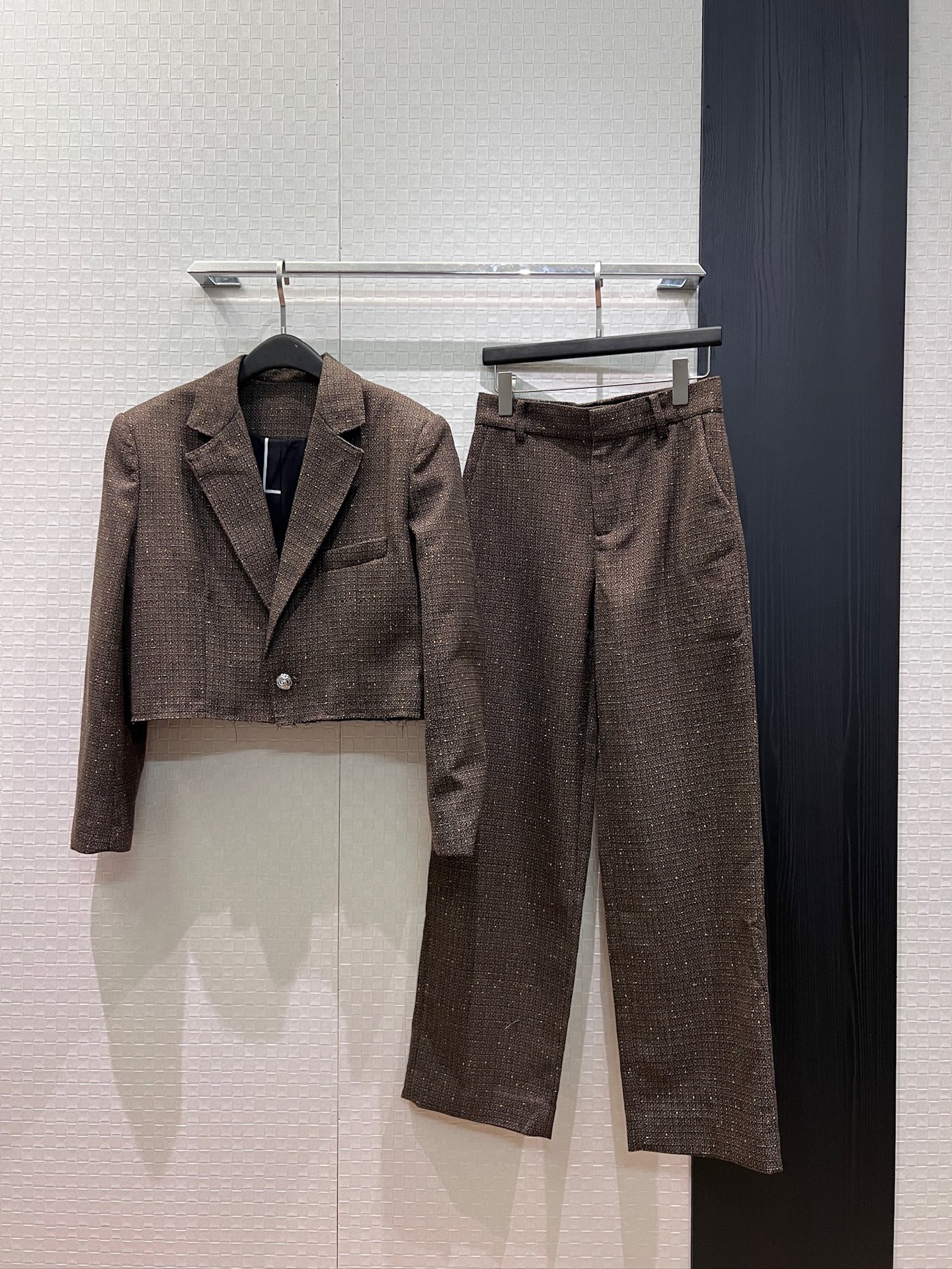 NO:945007,Jackets and trousers, new models from the show, the same style as the stars. Suit collar, raw edge wool short jacket, same style wool straight trousers, raw edge hem design, metal chain splicing molded hardware accessories SML,,jackets & coats,business suit,19860909外套 裤子新款秀场 明星同款 西装领毛边羊毛短款外套同款羊毛直筒西裤 毛边下摆设计 金属链条拼接开模五金配件 SML,,jackets & coats,business suit,,Women's clothing