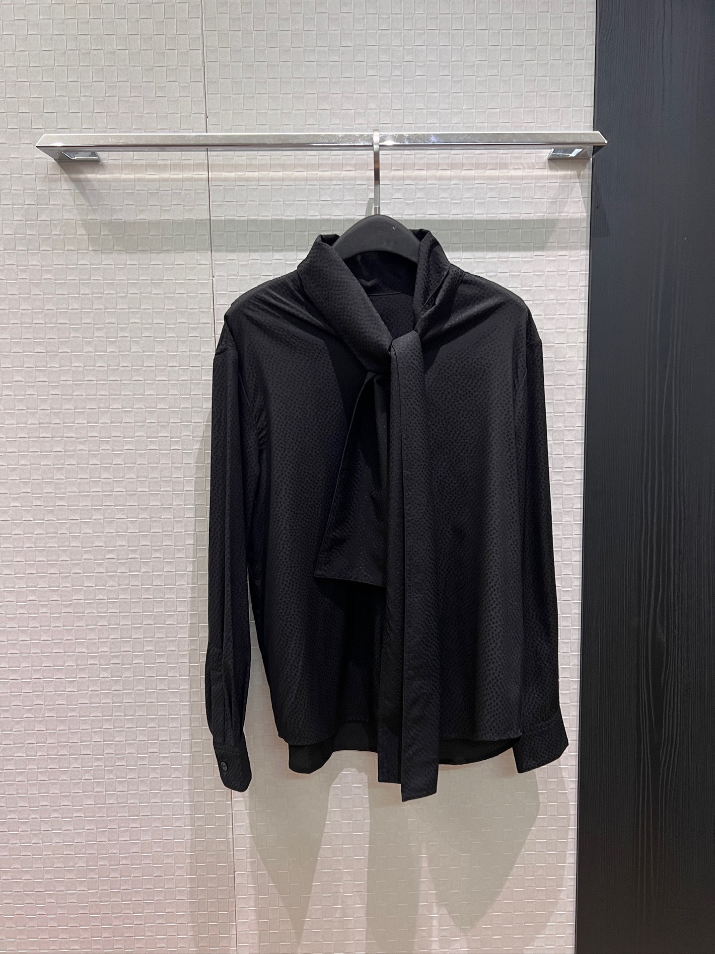 NO:944997,New style Chen Fala's same heavy-duty custom-made double C jacquard textured ribbon shirt with bow decoration, fashionable and loose, elegant and commuting black and white SML,,19860909新款陈法拉同款 重工定制双C提花肌理感飘带衬衣 蝴蝶结装饰时尚宽松 气质通勤黑色白色 SML,,,Women's clothing