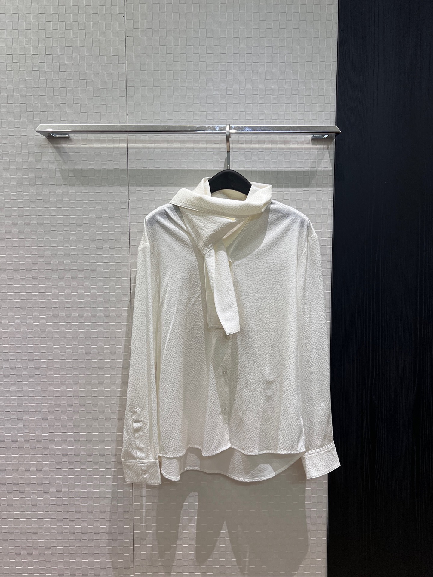 NO:944983,New Chen Fala's same style. Heavy custom-made double C jacquard heavy silk satin. Textured ribbon shirt. Bow decoration. Fashionable and loose. Temperament. Commuting black and white. SML,,real silk,19860909新款陈法拉同款 重工定制双C提花重磅真丝缎 肌理感飘带衬衣 蝴蝶结装饰时尚宽松 气质通勤黑色白色 SML,,real silk,,Women's clothing