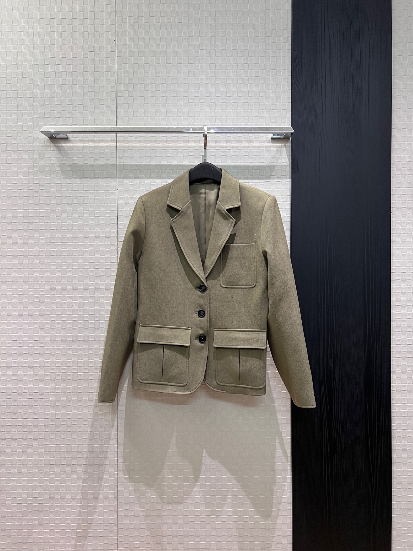 NO:944939,New arrival Lp old money style suit collar jacket, flap pockets decorated with three-dimensional tailoring and splicing, slim and capable for commuting SML,,loro piana,jackets & coats,business suit,19860909新款来袭Lp老钱风西装领外套 翻盖口袋装饰立体剪裁拼接 修身显瘦干练通勤 SML,,loro piana,jackets & coats,business suit,,Women's clothing