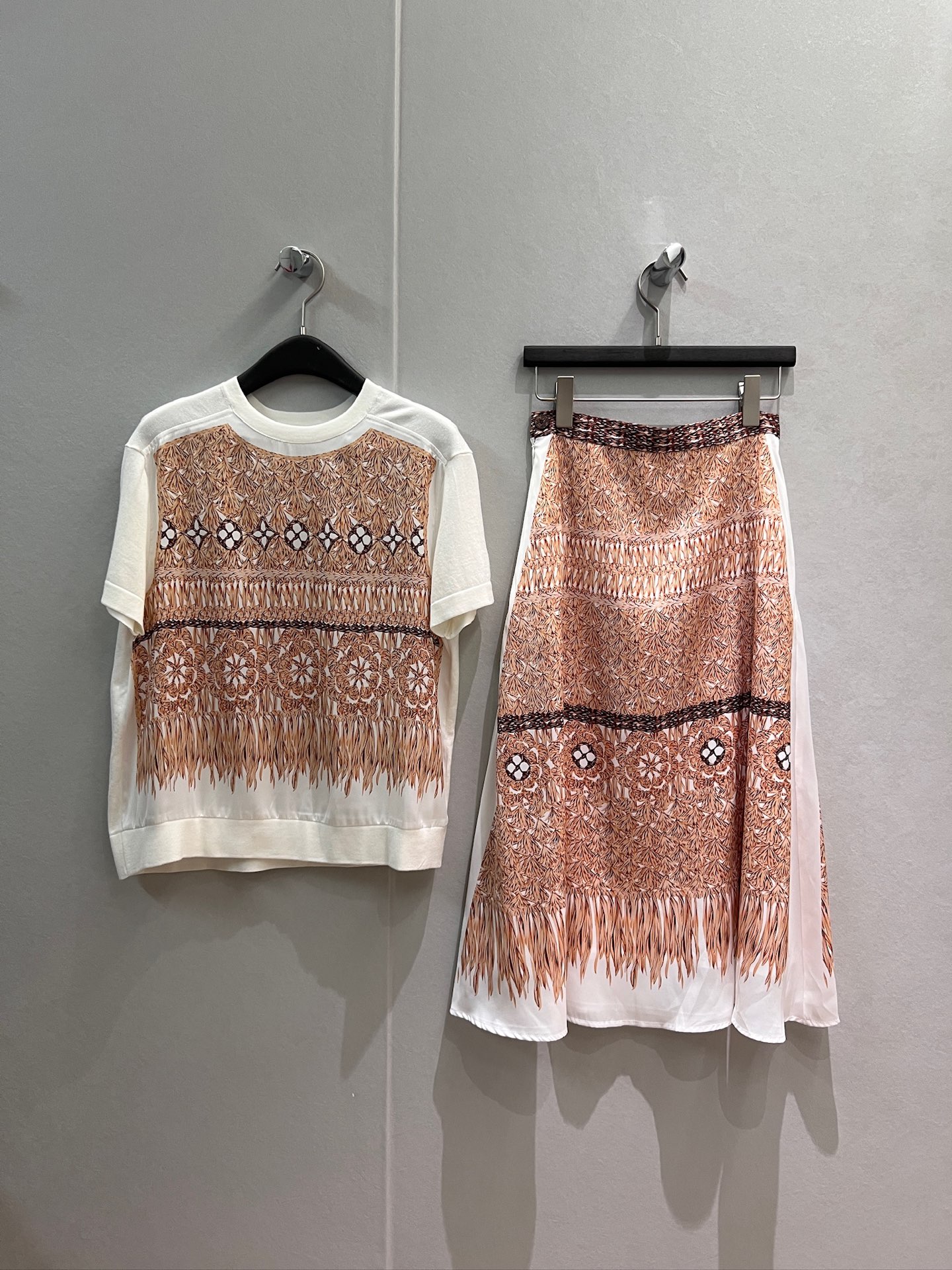 NO:946514,Tops, skirts, new positioning printed splicing knitted tops, positioning printing high waist skirt, pockets on both sides, fashionable and casual, versatile for all ages, S-XL,,skirts,19860909上衣 半裙p新款定位印花拼接针织上衣定位印花高腰半裙 两侧有口袋时尚休闲 减龄百搭 S-XL,,skirts,,Women's clothing