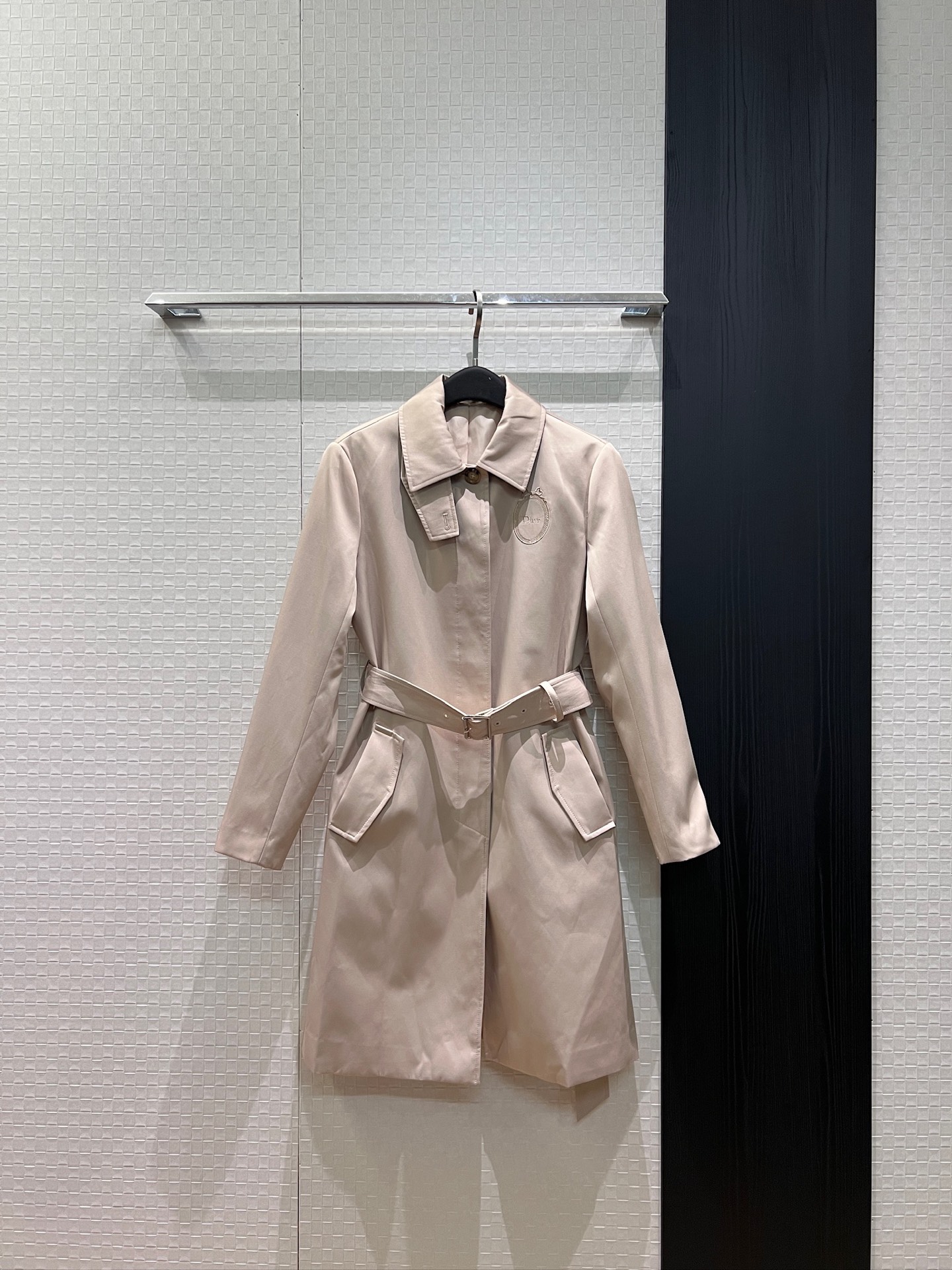 NO:946493,New style embroidered magic mirror logo badge decorated mid-length lapel windbreaker jacket with belt to cinched the waist and pockets on both sides, fashionable for commuting, smart and versatile SML,,jackets & coats,19860909新款刺绣魔镜logo徽章装饰中长款翻领风衣外套 系腰带收腰两侧口袋 时尚通勤 干练百搭 SML,,jackets & coats,,Women's clothing