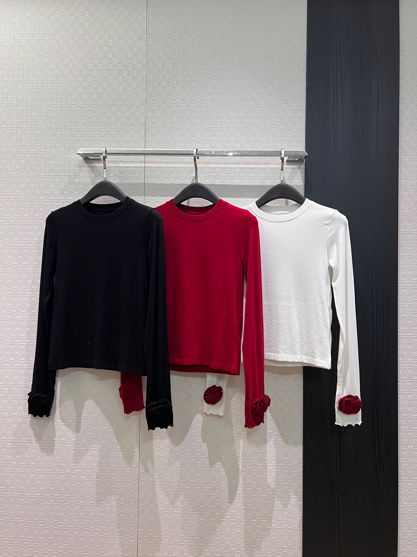 NO:946581,New design, three-dimensional rose decorated cuffs, simple bottoming shirt, fungus lace cuffs, slim fit, versatile for age reduction, black and red SML,,19860909新款设计 立体玫瑰花装饰袖口简约打底衫上衣木耳花边袖口 修身显瘦 减龄百搭黑色红 SML,,,Women's clothing
