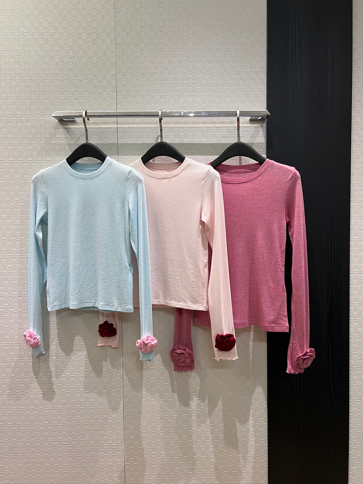 NO:946561,New design, three-dimensional rose decorated cuffs, simple bottoming shirt, fungus lace cuffs, slim fit, age-reducing and versatile, blue pink, watermelon red, SML,,19860909新款设计 立体玫瑰花装饰袖口简约打底衫上衣木耳花边袖口 修身显瘦 减龄百搭蓝粉西瓜红 SML,,,Women's clothing