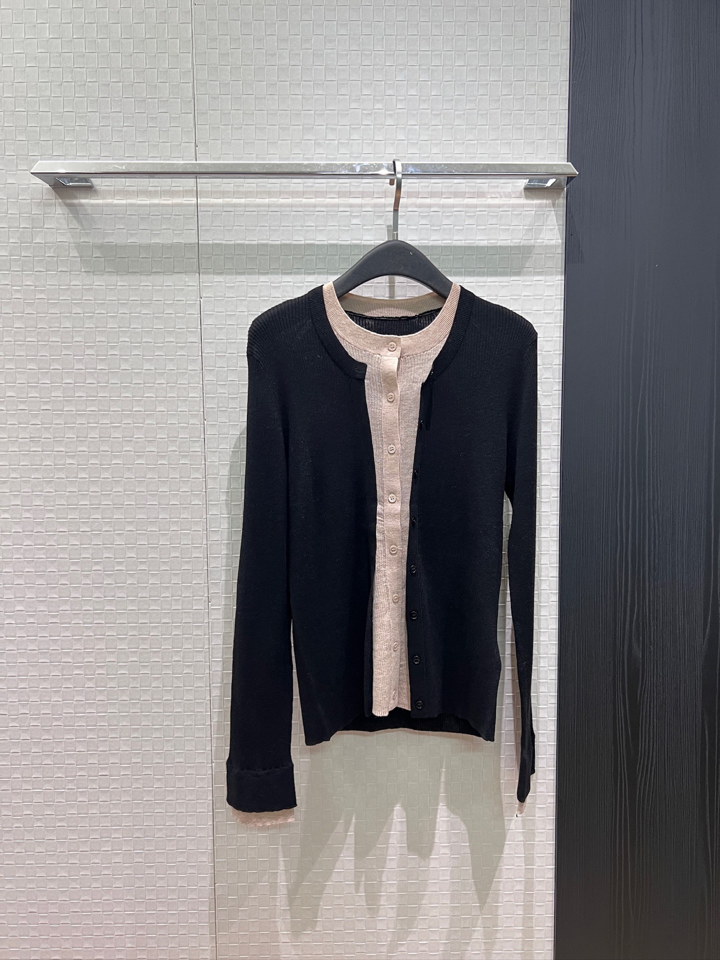 NO:946542,Early autumn new style AC fake two-piece patchwork contrasting color knitted cardigan jacket with round neck and long sleeves. Slim and slim. Simple and versatile. Black apricot SML,,jackets & coats,19860909早秋新款ac假两件拼接撞色针织开衫外套圆领长袖 修身显瘦 简单百搭黑色杏色 SML,,jackets & coats,,Women's clothing