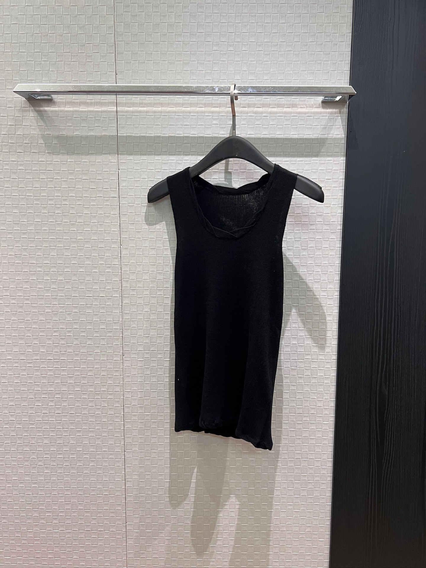 NO:946502,The new MM6 Margiela twisted lace collar knitted back top is slim and versatile. It can be worn alone as a base. It is a must-have for everyone. Black and red SML,, masion margiela, masion margiela,19860909新款MM6马吉拉 扭扭花边领针织背上衣修身显瘦 基础百搭 打底单穿 人手必备黑色红色 SML,,masion margiela,masion margiela,,Women's clothing