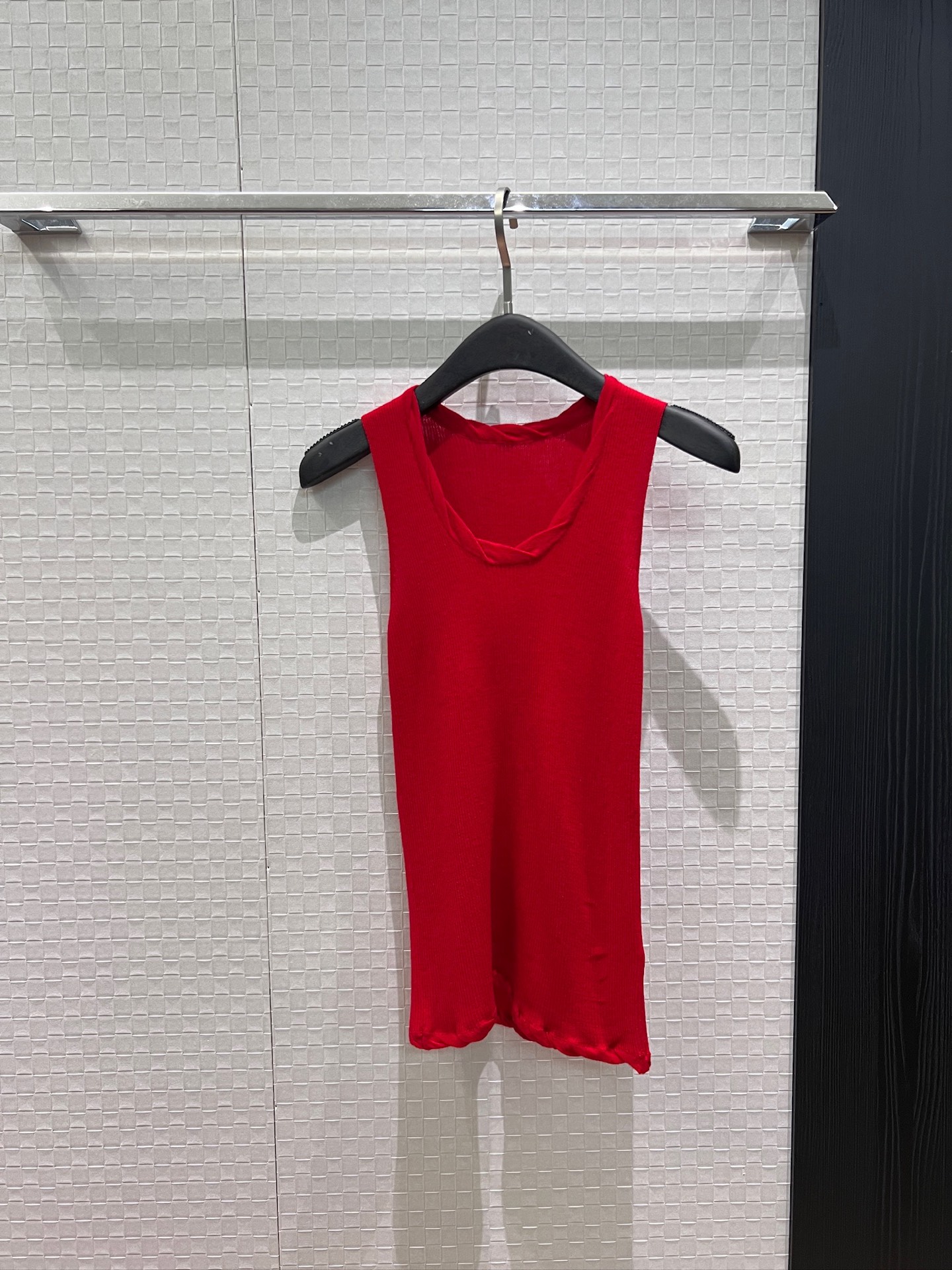 NO:946576,The new MM6 Margiela twisted lace collar knitted back top is slim and versatile. It can be worn alone as a base. It is a must-have in black and red. SML,, masion margiela, masion margiela,19860909新款MM6马吉拉 扭扭花边领针织背上衣修身显瘦 基础百搭 打底单穿 人手必备黑色红色 SML,,masion margiela,masion margiela,,Women's clothing
