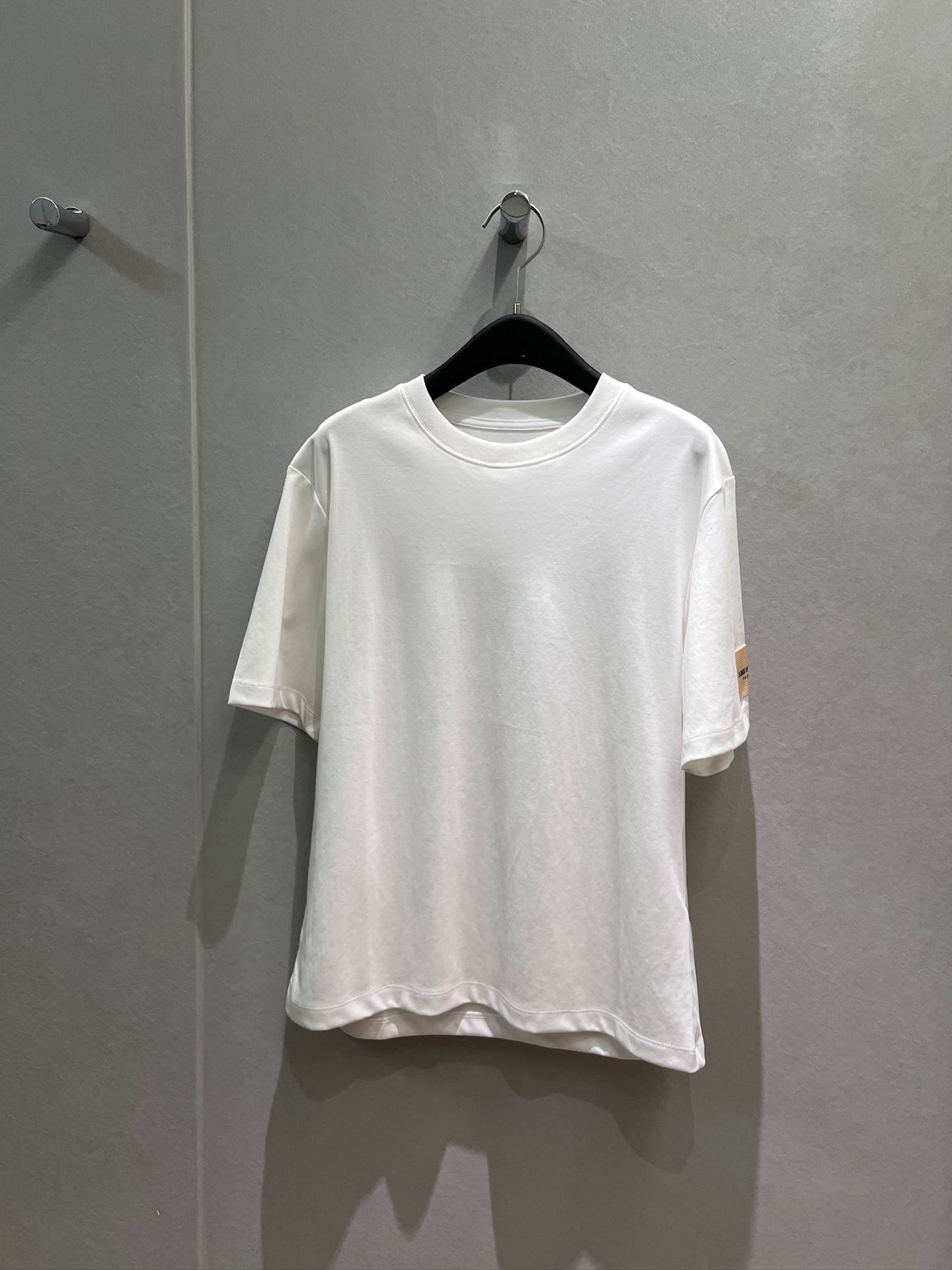 NO:948026,New logo label decoration, minimalist T-shirt, loose and casual, fashionable and versatile SML,,tees,t-shirt,19860909新款logo标签装饰 极简T恤宽松休闲 时尚百搭 SML,,tees，t-shirt,,Women's clothing