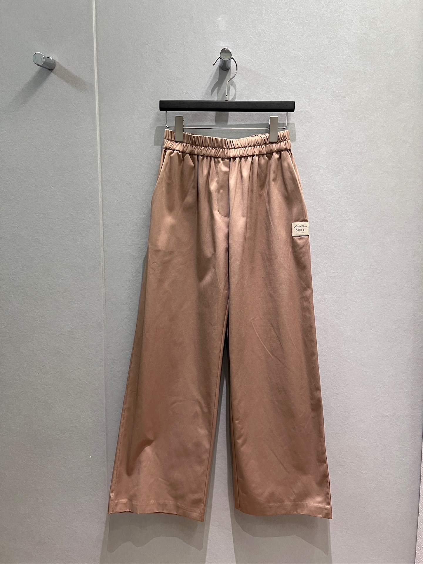 NO:948050,New 1854 logo leather label decoration, elastic waist wide leg pants, casual pants, simple and fashionable, versatile for commuting S-XL,,19860909新款1854logo皮标装饰 松紧腰阔腿裤 休闲裤简约时尚 通勤百搭 S-XL,,,Women's clothing