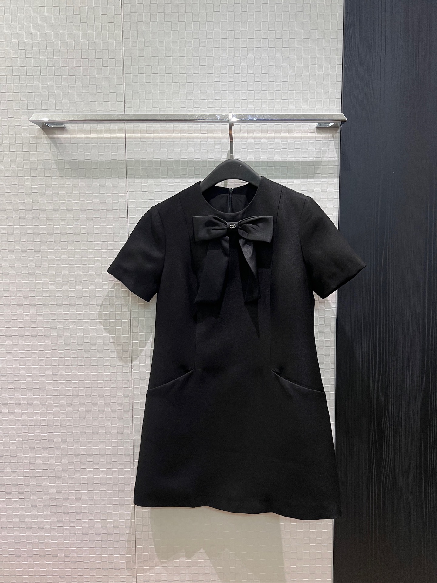 NO:949760,New bow decoration, round neck short-sleeved dress, three-dimensional tailoring, slim fit, pockets on both sides, essential for age reduction S-XL,,skirts,T-shirt,19860909新款蝴蝶结装饰 圆领短袖连衣裙立体剪裁 修身显瘦 两侧口袋减龄必备 S-XL,,skirts,T-shirt,,Women's clothing