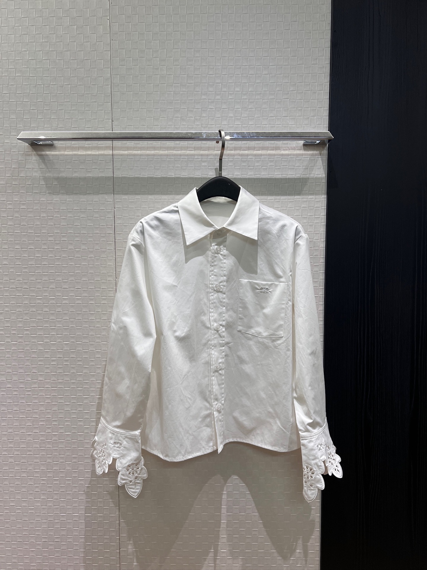 NO:949713,New arrival Liu Shishi's same style, embroidered hollow petal cuffs decorated shirt chest pocket Arc de Triomphe logo, simple and loose, casual and versatile SML,,19860909新款来袭刘诗诗同款 刺绣镂空花瓣袖口装饰衬衣胸前口袋凯旋门logo 简约宽松 休闲百搭SML,,,Women's clothing