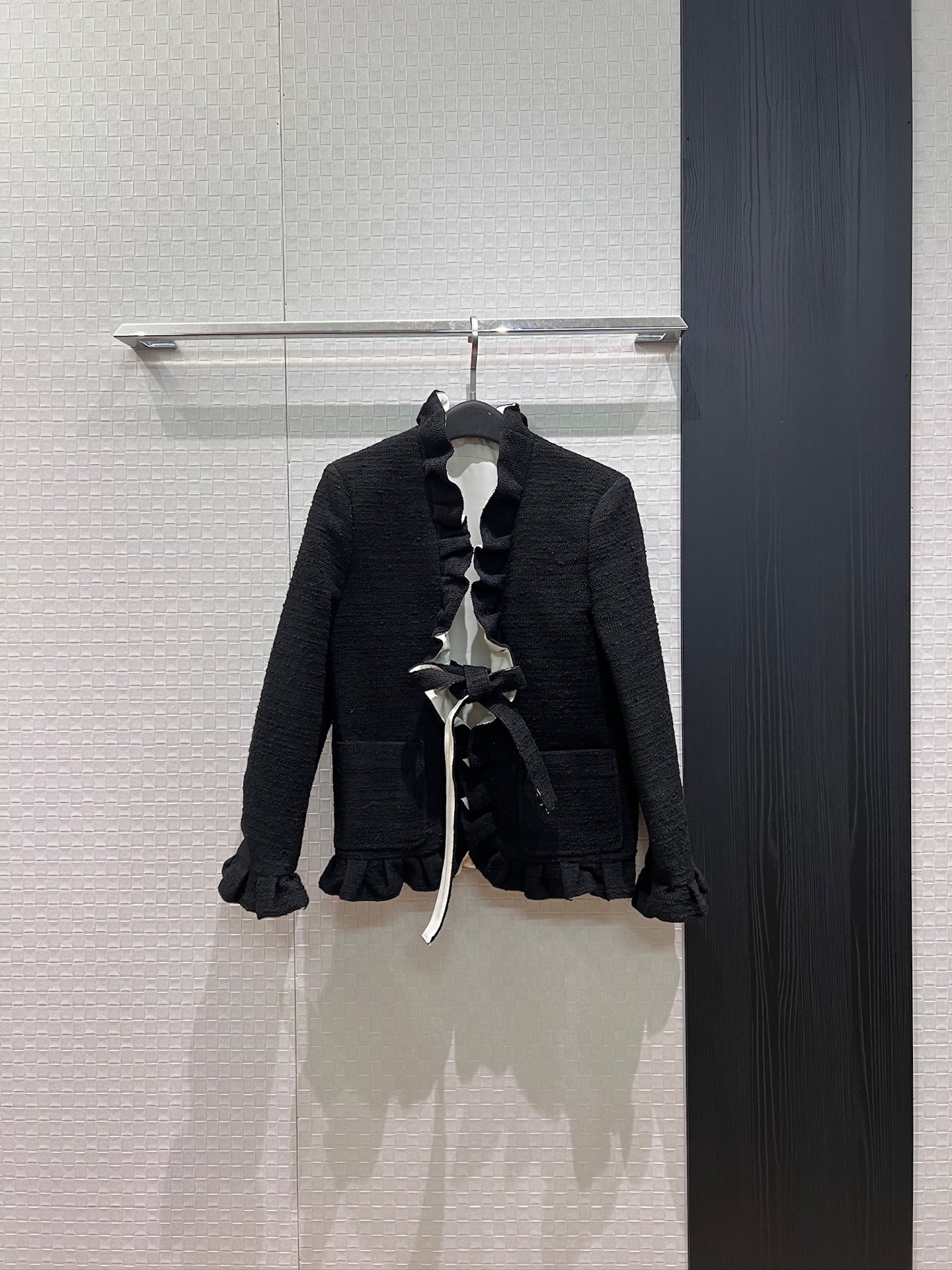 NO:949693,The new style of GD G-Dragon is coming. Contrast color fungus lace wool jacket with lace-up and buttonless design. Sweet temperament. Versatile for age reduction. SML,,jackets & coats,19860909新款来袭GD权志龙同款 撞色木耳花边羊毛外套系带无扣设计 气质甜美 减龄百搭SML,,jackets & coats,,Women's clothing