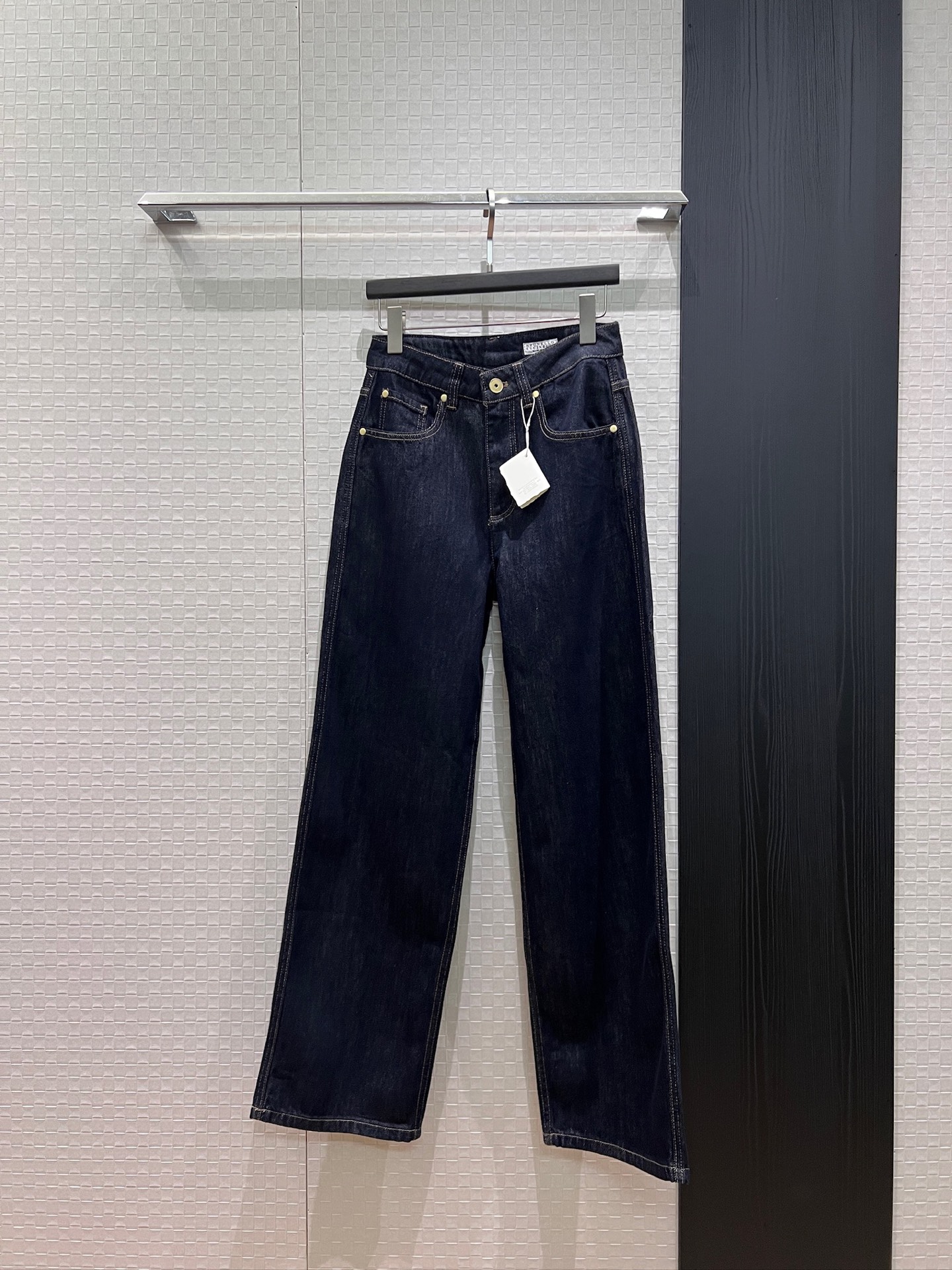 NO:949779,The new style of Kim Yoo Jung's BC bead chain logo. Original dark blue straight jeans with classic bead chain decoration on the ears. Casual and versatile. Must-have for age reduction. Fashionable and slim. 26-29,,jeans,19860909新款冲冲金裕贞同款 BC珠链标志 原色深蓝直筒牛仔裤耳仔经典珠链装饰休闲百搭 减龄必备 时尚修身 26-29,,jeans,,Women's clothing