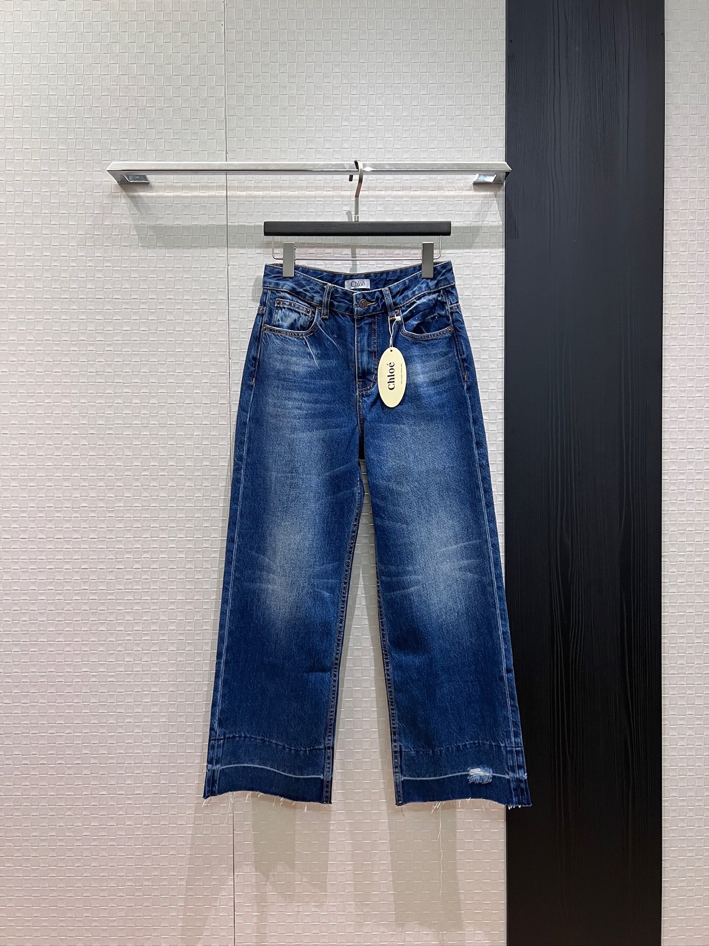 NO:949753,New style flush positioning washed raw edge straight leg nine-point jeans chloe leather label decoration trouser legs washed holes raw edge slim fit casual and versatile 26-29,,chloe,loewe,jeans,19860909新款冲冲定位洗水毛边直筒九分裤牛仔裤chloe皮标装饰 裤脚洗水破洞毛边 修身显瘦 休闲百搭26-29,,chloe,loewe,jeans,,Women's clothing