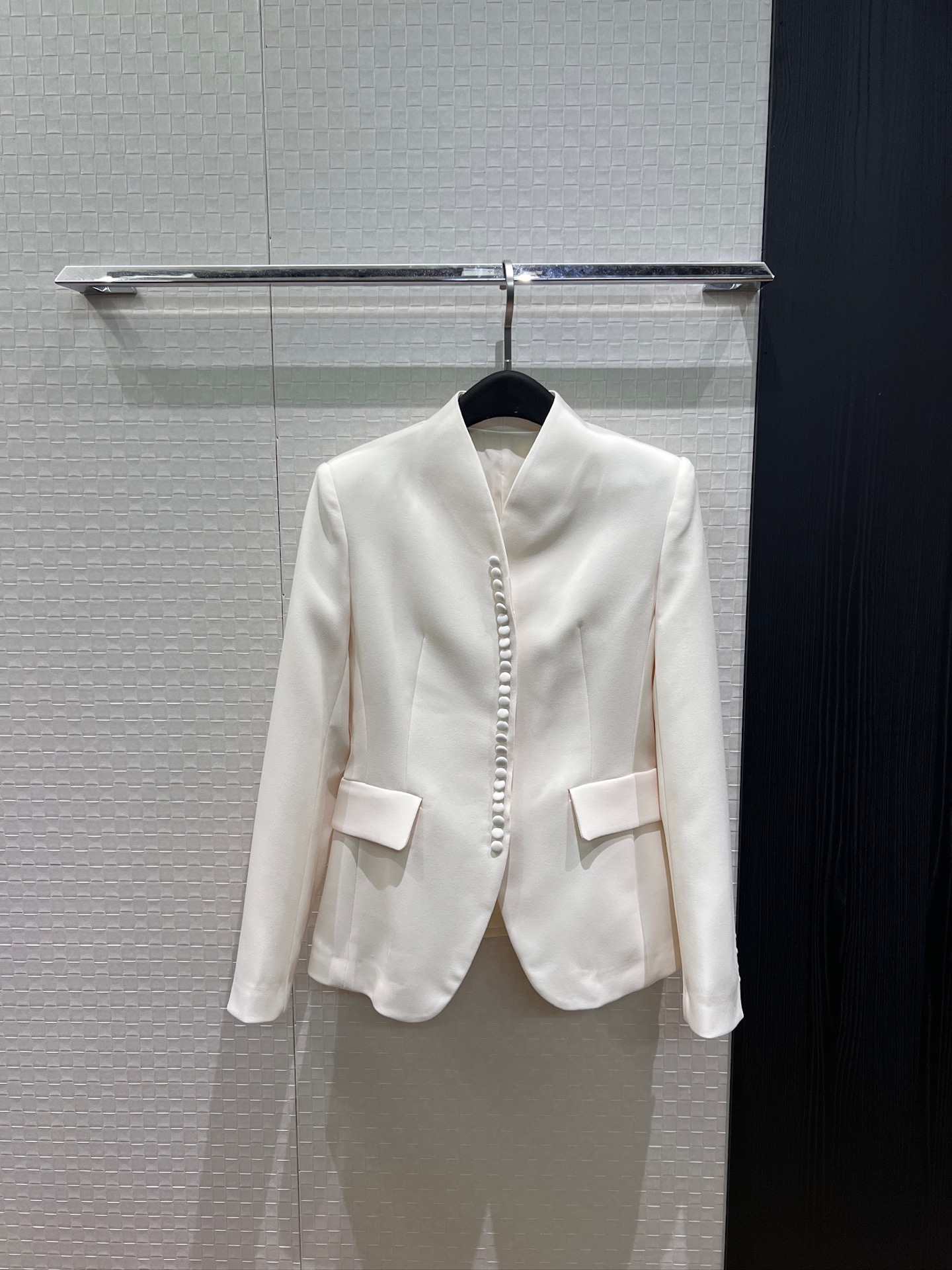 NO:951269,New Chinese-style stand-up collar button-embellished suit jacket, slim waist, simple and fashionable, versatile for commuting, elegant black and white S-XL,,jackets & coats,business suit,19860909新款中式风立领包扣装饰西装外套 收腰修身简约时尚 通勤百搭 气质优雅黑色白色 S-XL,,jackets & coats,business suit,,Women's clothing