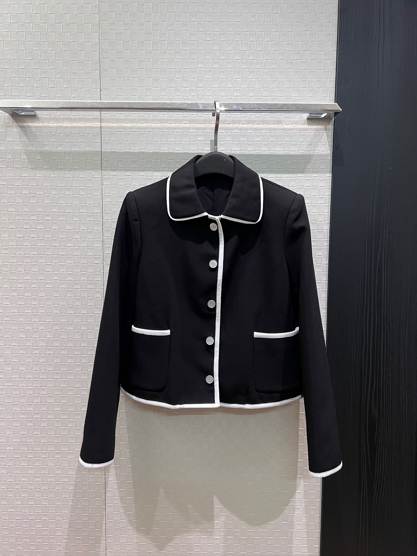 NO:951233,New contrasting white edge lapel short jacket, simple and fashionable, casual and versatile, molded buttons, commuting and age-reducing S-XL,,jackets & coats,19860909新款撞色白边翻领短款外套 简约时尚 休闲百搭开模扣子 通勤减龄S-XL,,jackets & coats,,Women's clothing